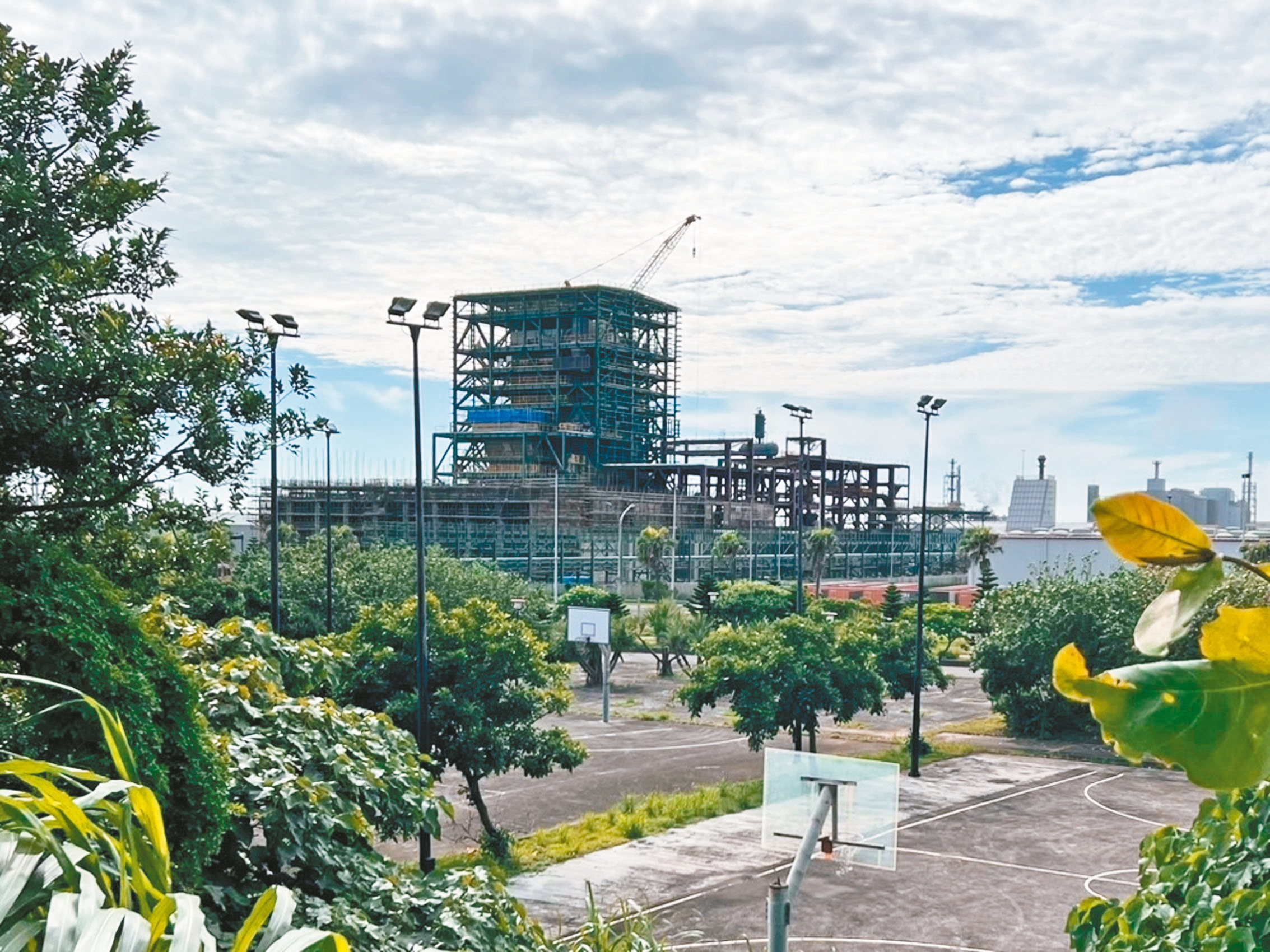 3家SRF电厂被桃园市府在3月废止，却在经济部败部复活，引发观音区民大反弹，图为兴建中的台湾立方SRF厂。图／读者提供