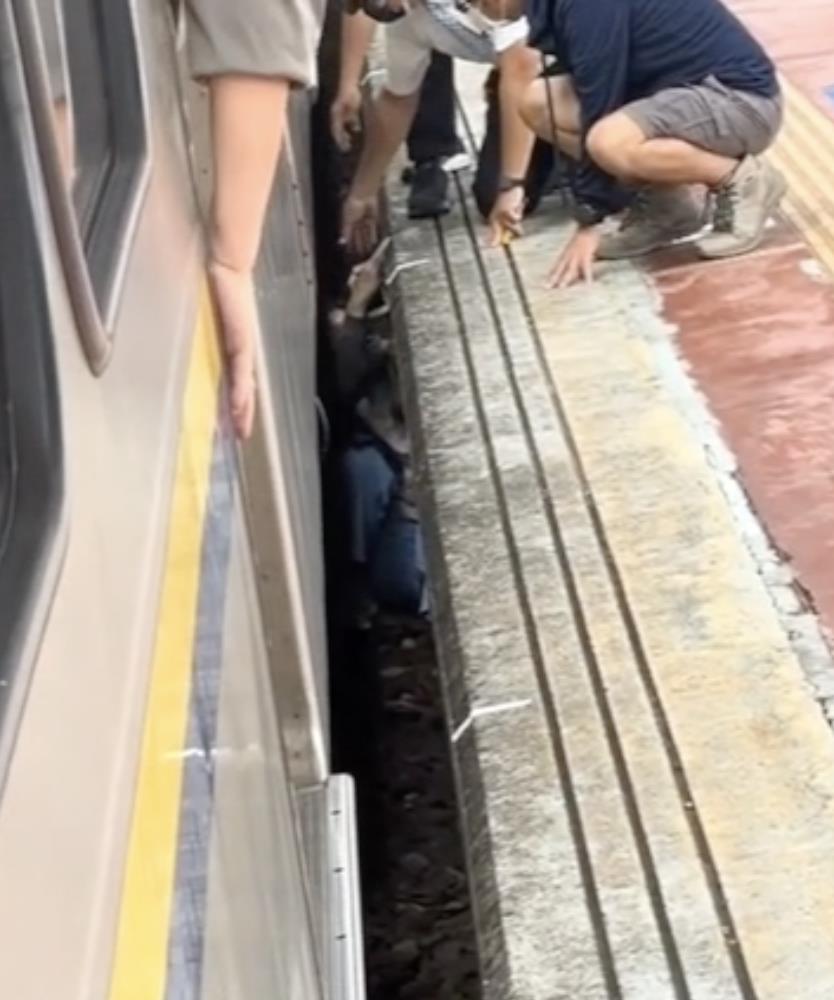 台铁斗六站昨天有一名女乘客跌落月台，列车长与乘客合力协助女子脱困。图／摘自社会事新闻影音