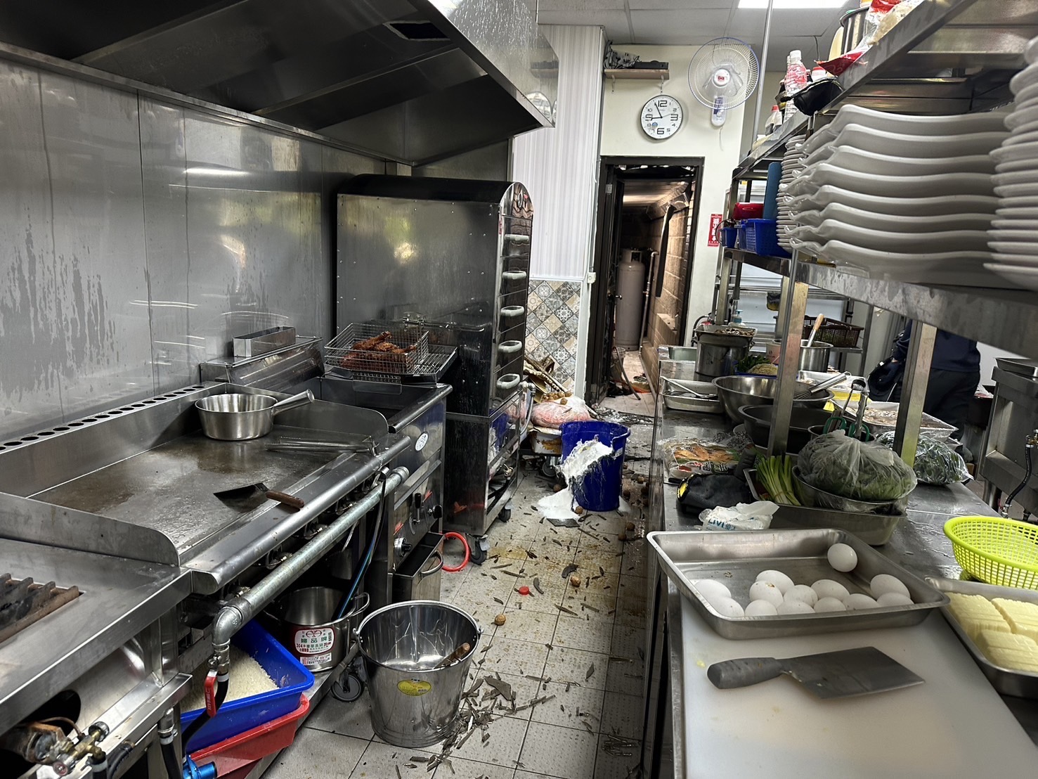 台中市大里区立元路一家新开张的自助餐店厨房，上午疑因煮食不慎，导致瓦斯管线气爆，现场一片狼藉。图／台中市消防局提供