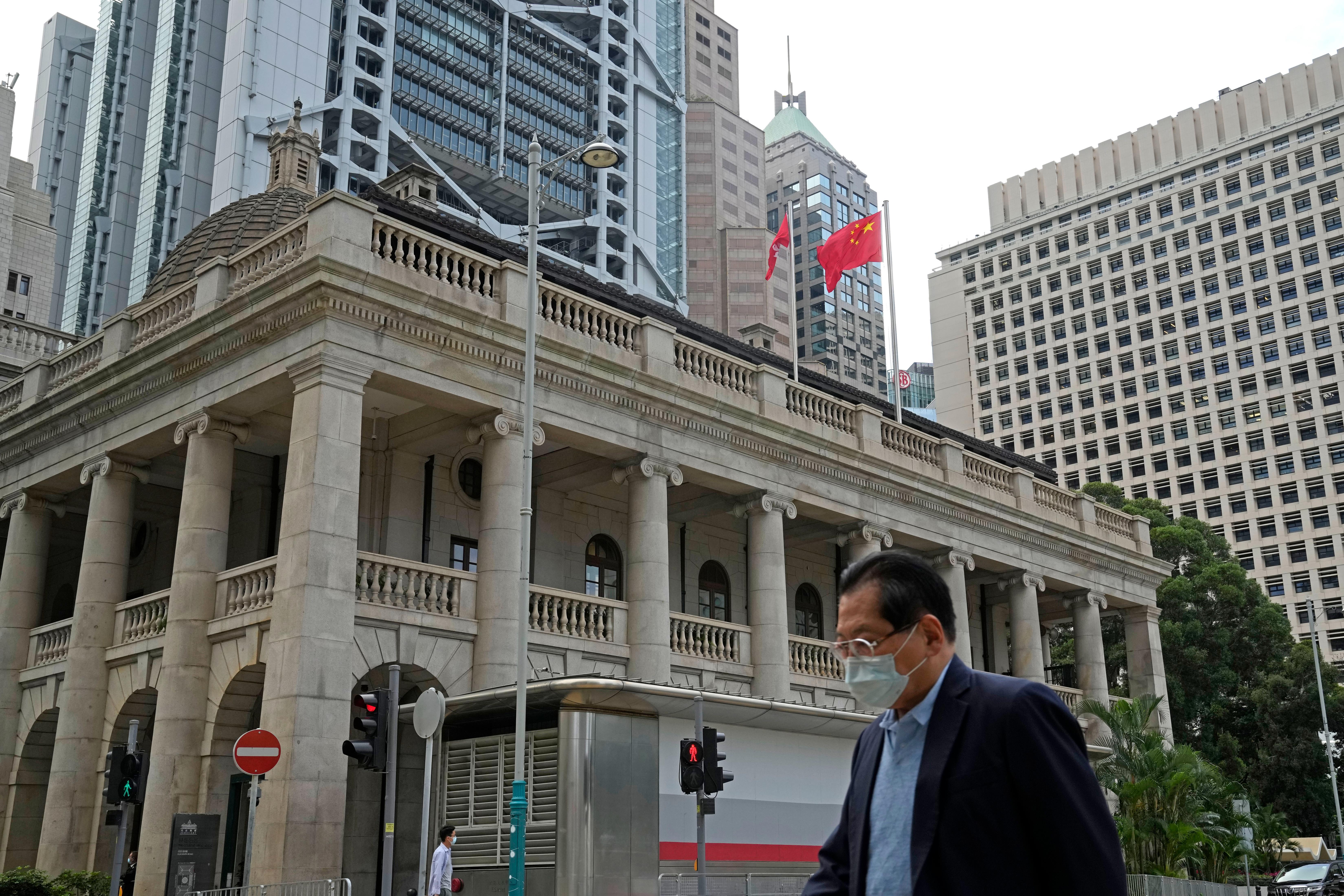 图为一名路人行经香港终审法院。（美联社）