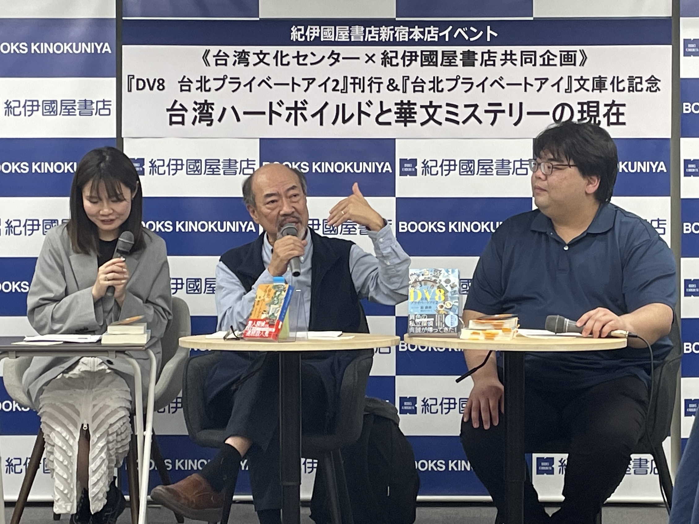 纪蔚然（中）与日本作家阿津川辰海（右）在座谈会对谈，并分享写作的契机及创作的酸甜苦辣。图／文化部提供