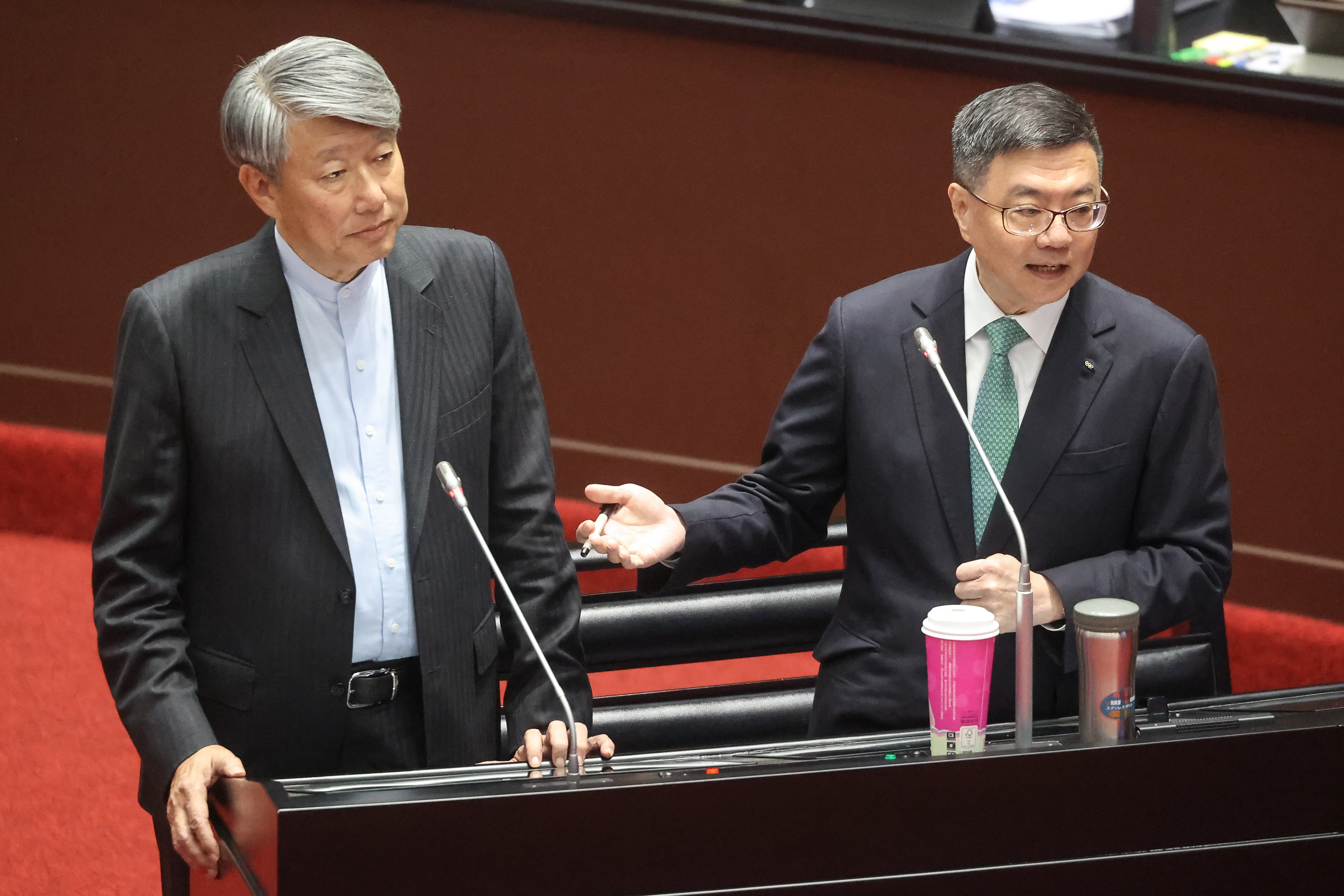 行政院长卓荣泰（右）、经济部长郭智辉（左）今天赴立法院答询。图／联合报系资料照