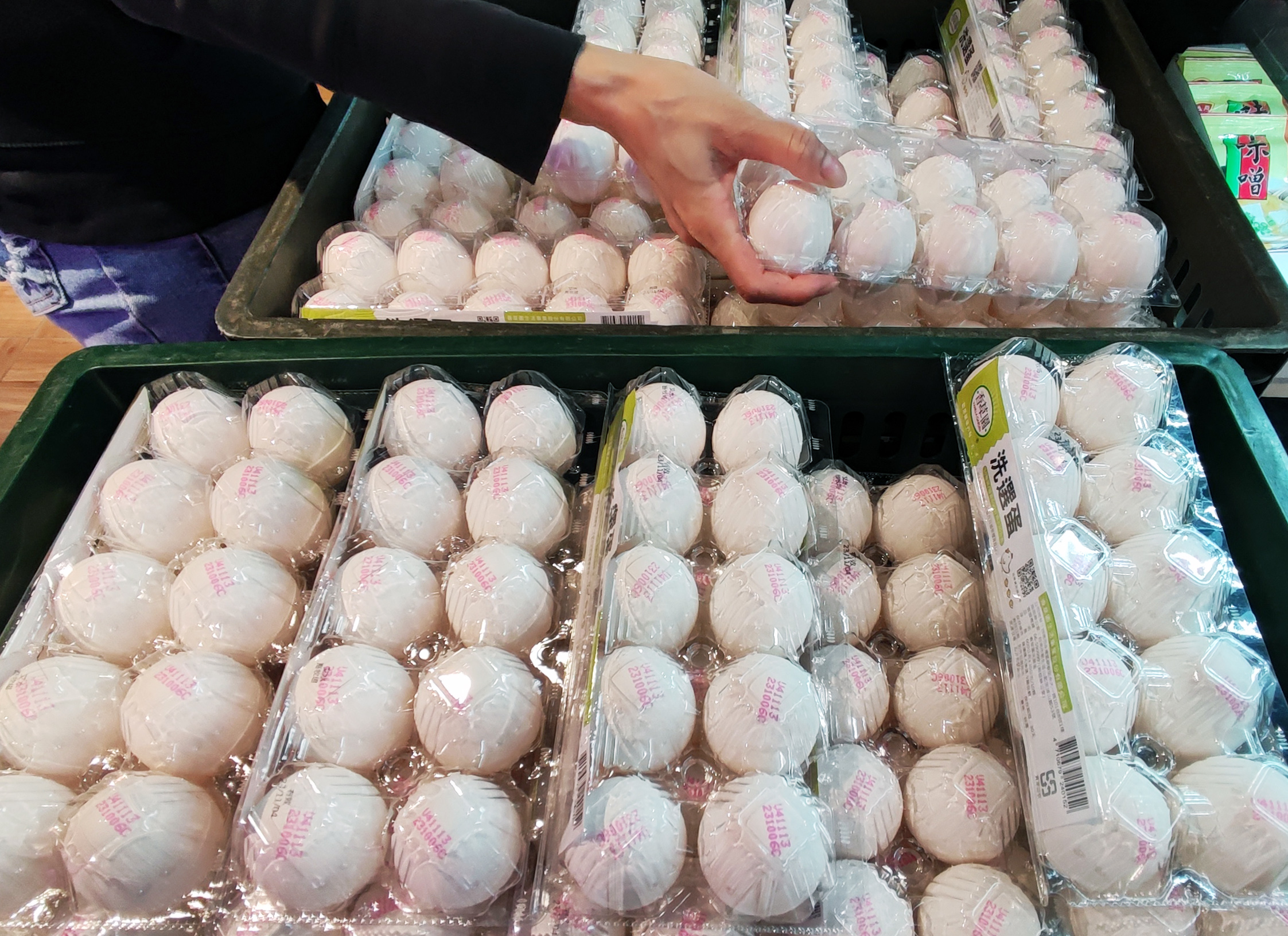 本周鸡蛋产地价和批发价再跌3元，每斤分别来到27.5和37元，蛋价连5降续创近2年来新低。本报资料照