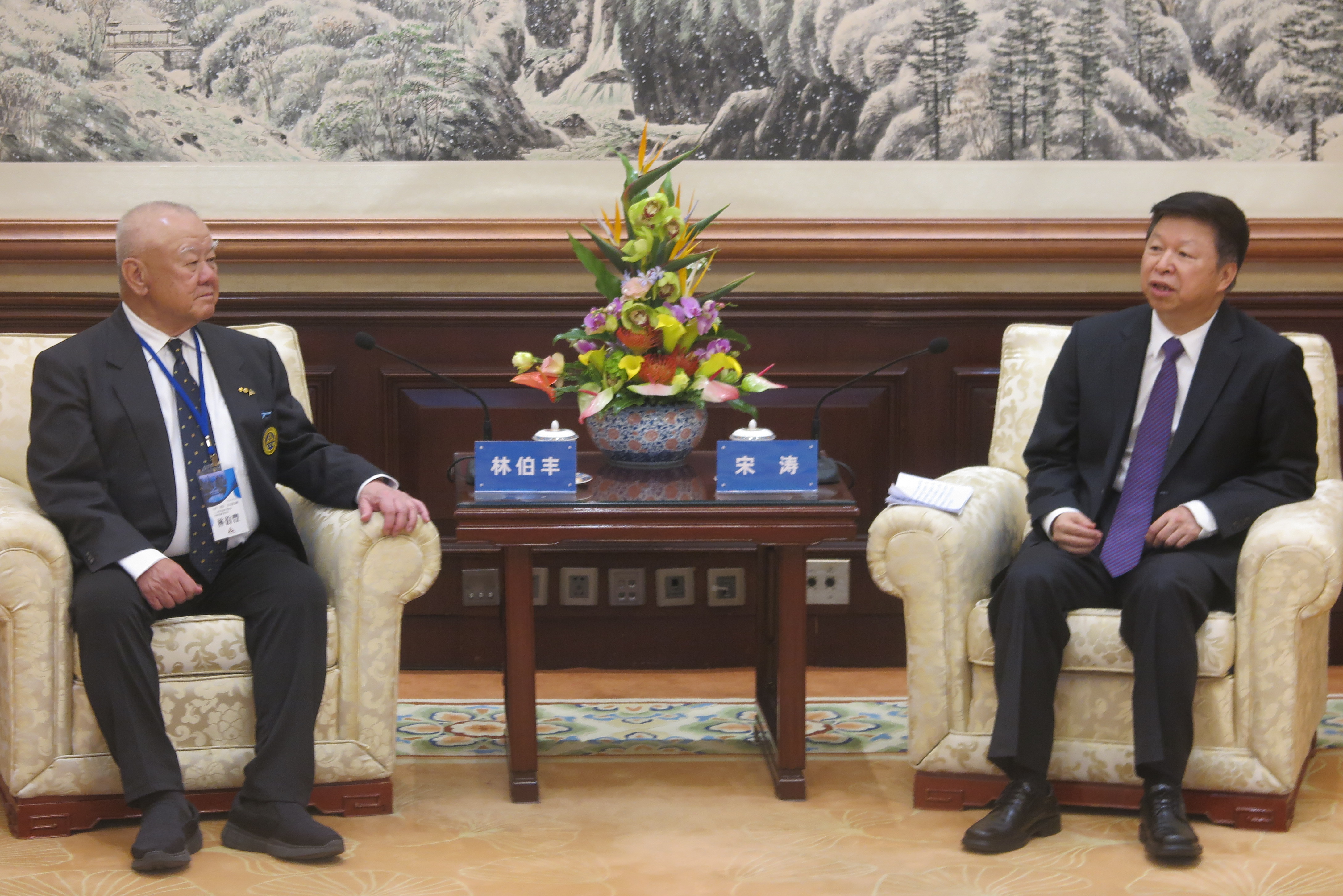 大陆国台办主任宋涛（右）11日傍晚在北京钓鱼台国宾馆会见三三会理事长林伯丰（左）一行。记者陈政录／摄影