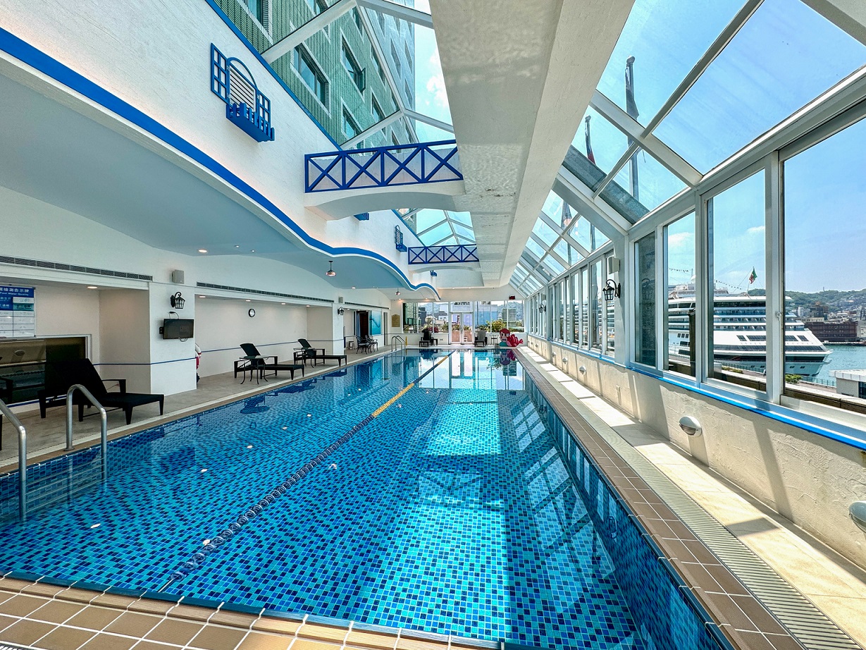 入住长荣桂冠酒店（基隆），许多房客喜爱在6楼温水游泳池游泳，并眺望基隆港美景。图／长荣桂冠酒店（基隆）提供