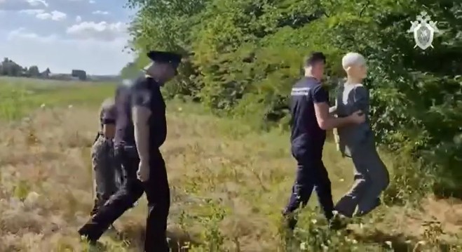 两名女子因涉嫌残地忍殴打和杀害一名拒绝与她们进行「三人行」的男子而在俄罗斯被拘留。图／撷自《镜报》