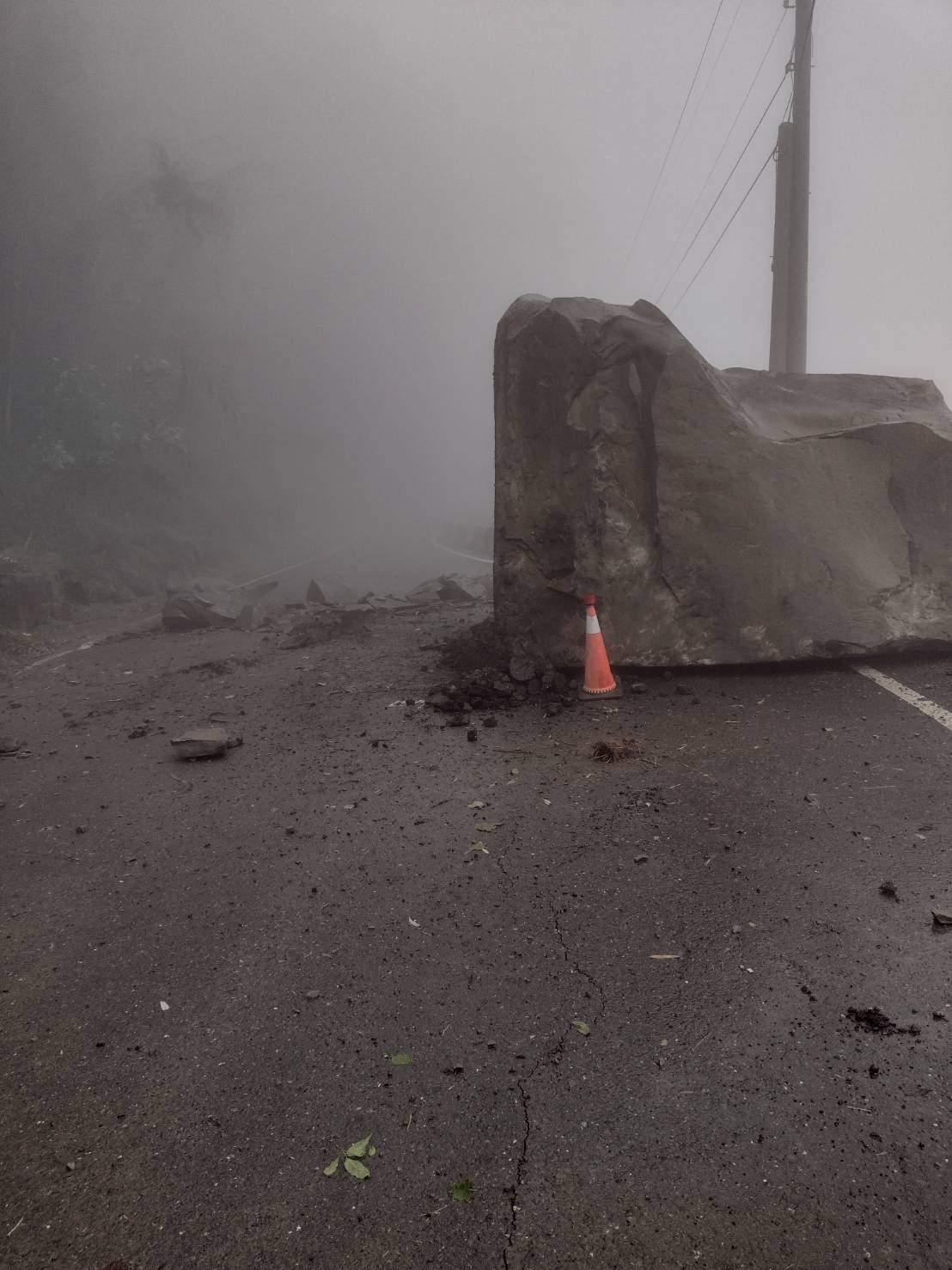 嘉义县道159甲线40K也在6月7日传出坍方，超过1吨巨石从天而降，将马路砸破大洞。图／嘉义县政府提供