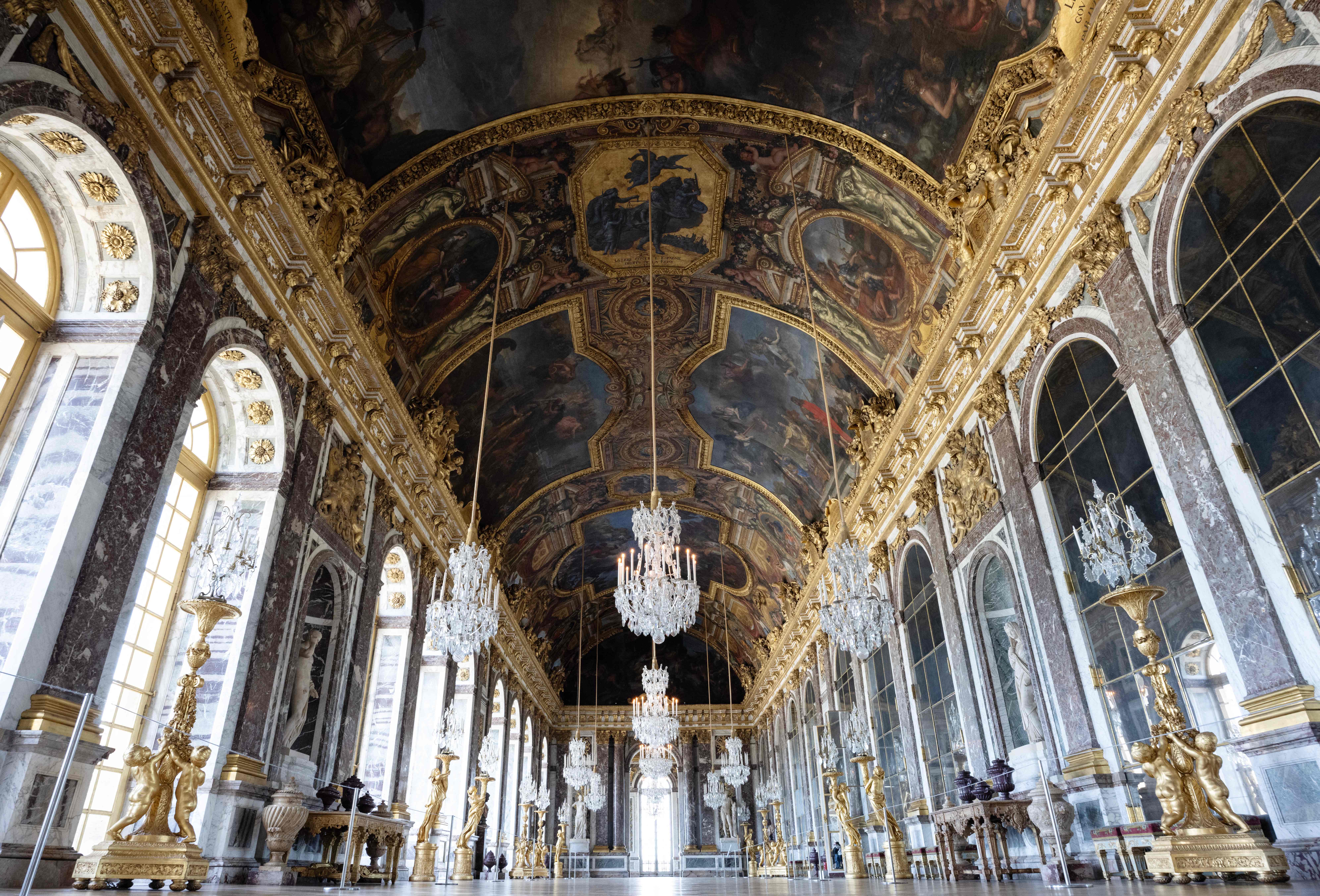 法国巴黎知名景点凡尔赛宫11日传出火警，一度疏散游客。法新社