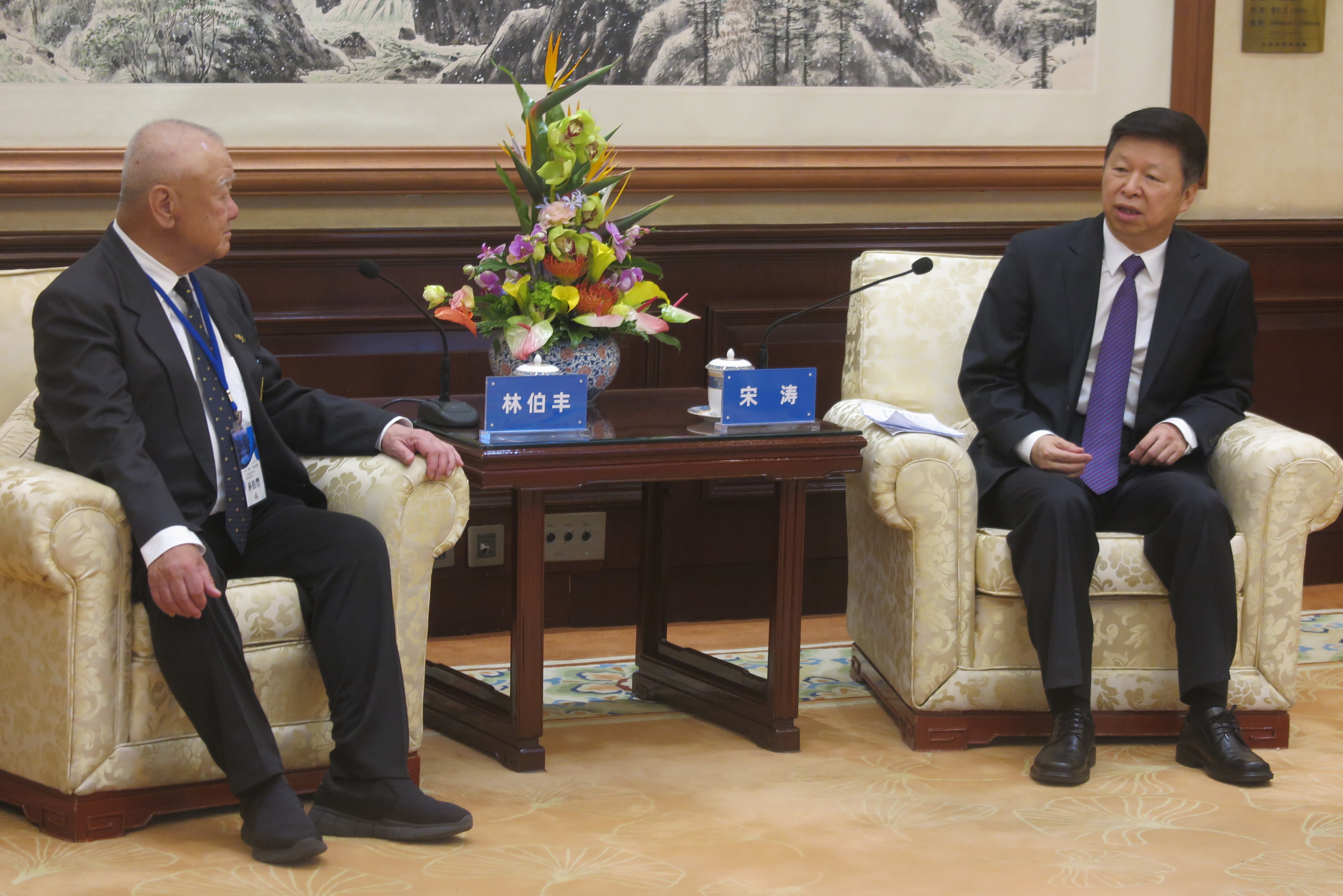 大陆国台办主任宋涛（右）11日在北京会见来访的三三会时说，两岸同属一个国家，是两岸交流合作的基础。记者陈政录／摄影