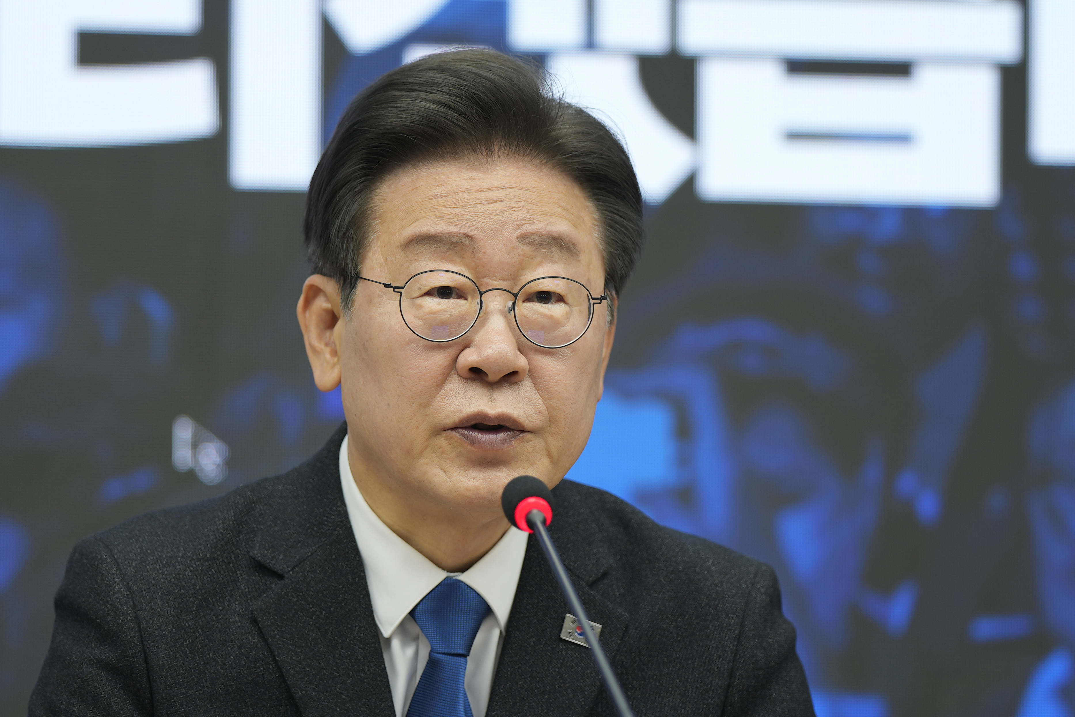 南韩最大在野党共同民主党党魁李在明，涉嫌向北韩转移资金及贪贿等，12日遭检方起诉。美联社