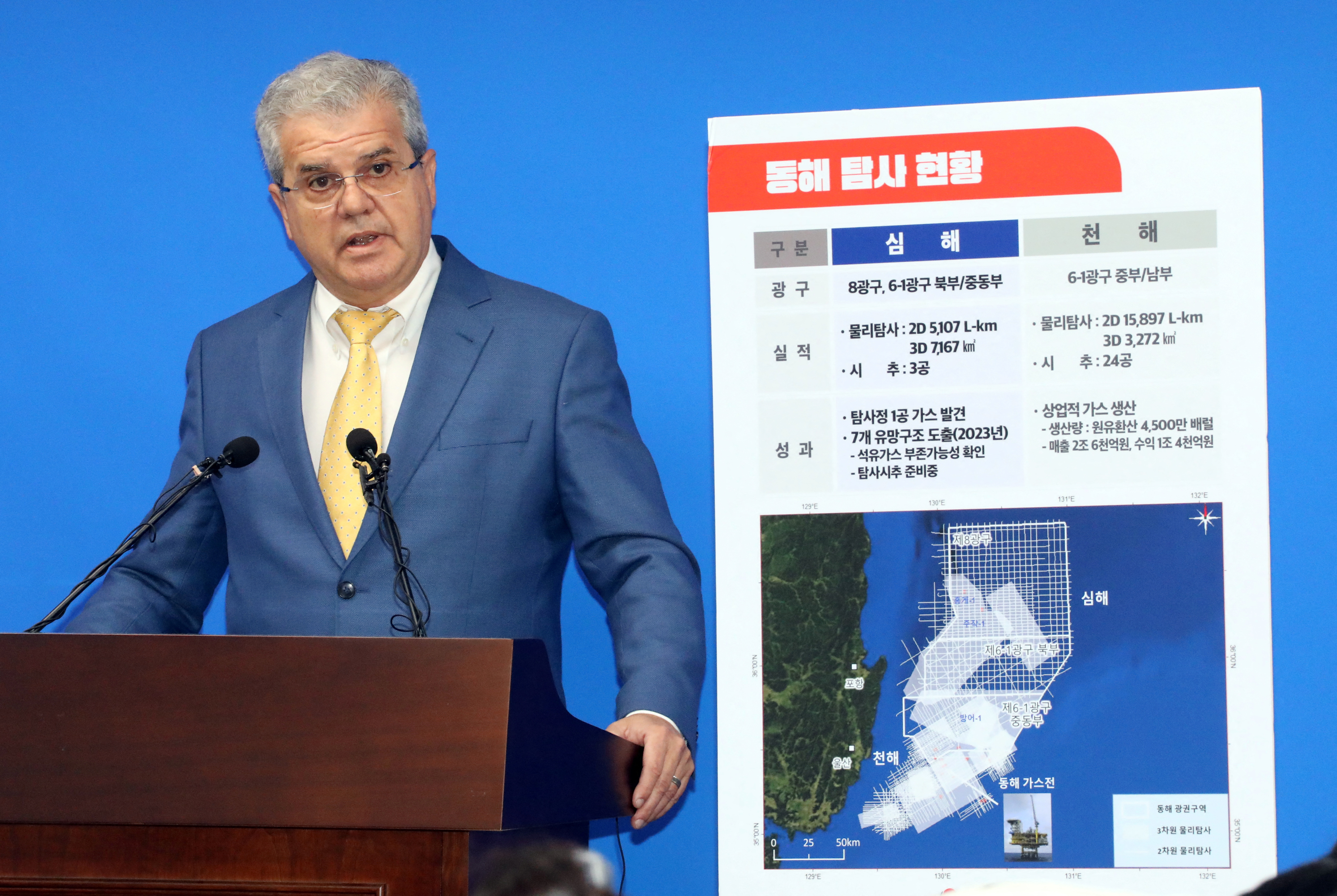 阿布勒（Vitor Abreu）在南韩向媒体解释南韩外海开采石油的可行性。路透