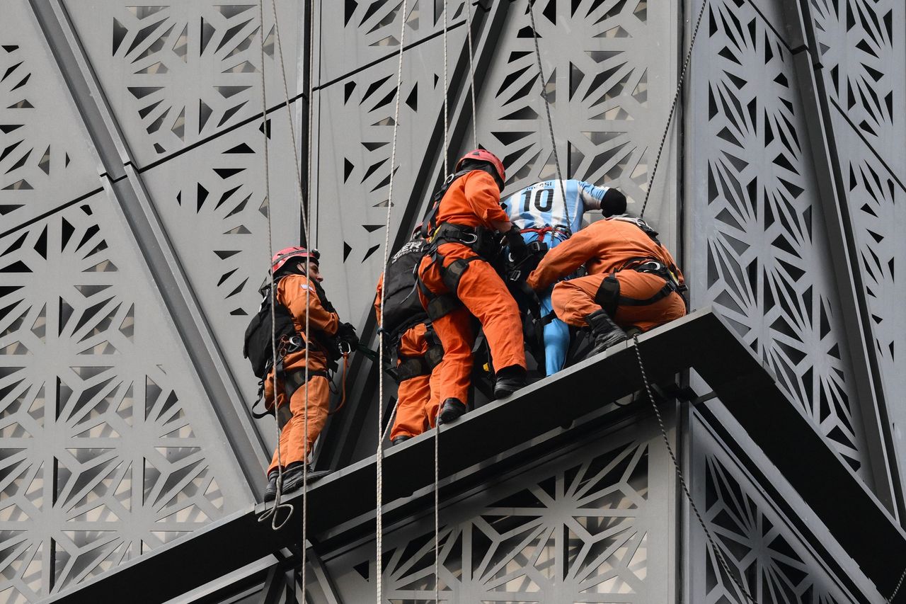 波兰知名YouTuber巴诺特（Marcin Banot）11日在阿根廷首都布宜诺斯艾利斯（Buenos Aires）一栋高楼外墙攀爬，巴诺特仅身穿印有梅西号码蓝白球衣攀爬至28楼，惊动消防员出手阻止。法新社