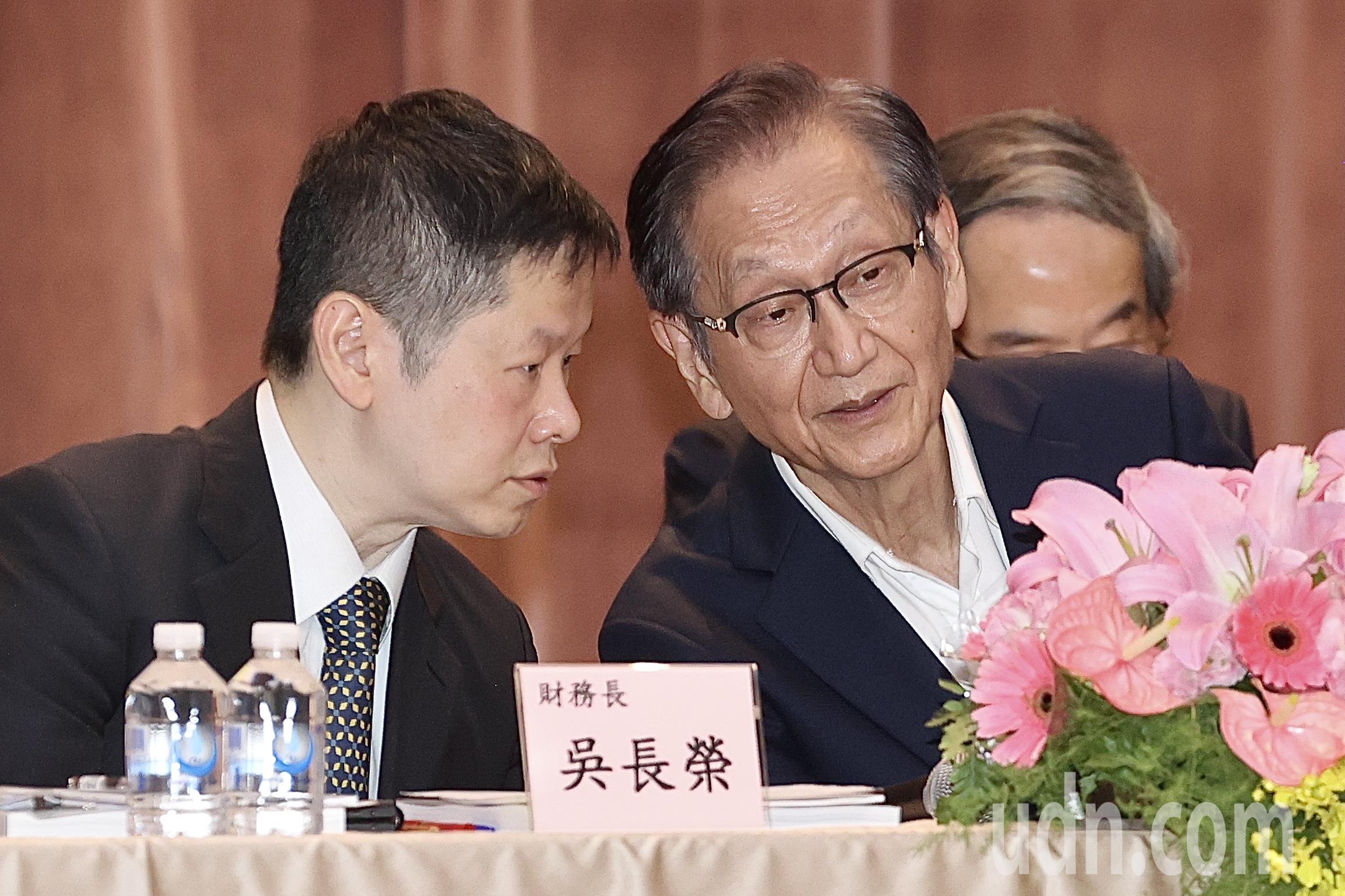华硕电脑上午在台北举行113年度股东会与股东会后记者会，董事长施崇棠（右）主持、财务长吴长荣（左）出席，两人交换意见。记者林伯东／摄影