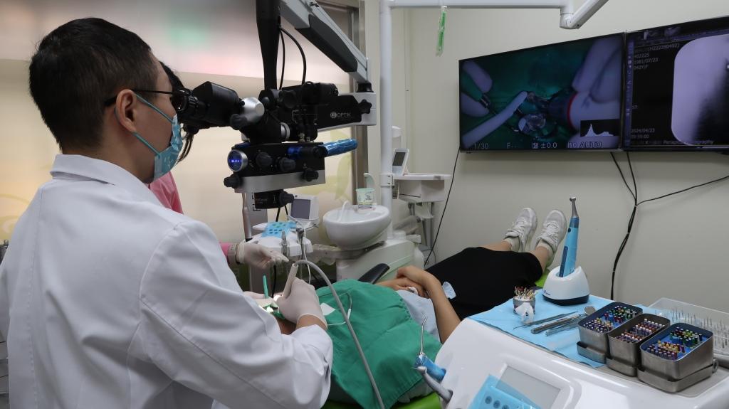 施慰健医师指出，显微根管治疗运用牙科专用显微镜搭配专用超音波，可提高牙齿治疗的成功率。图／大千综合医院提供
