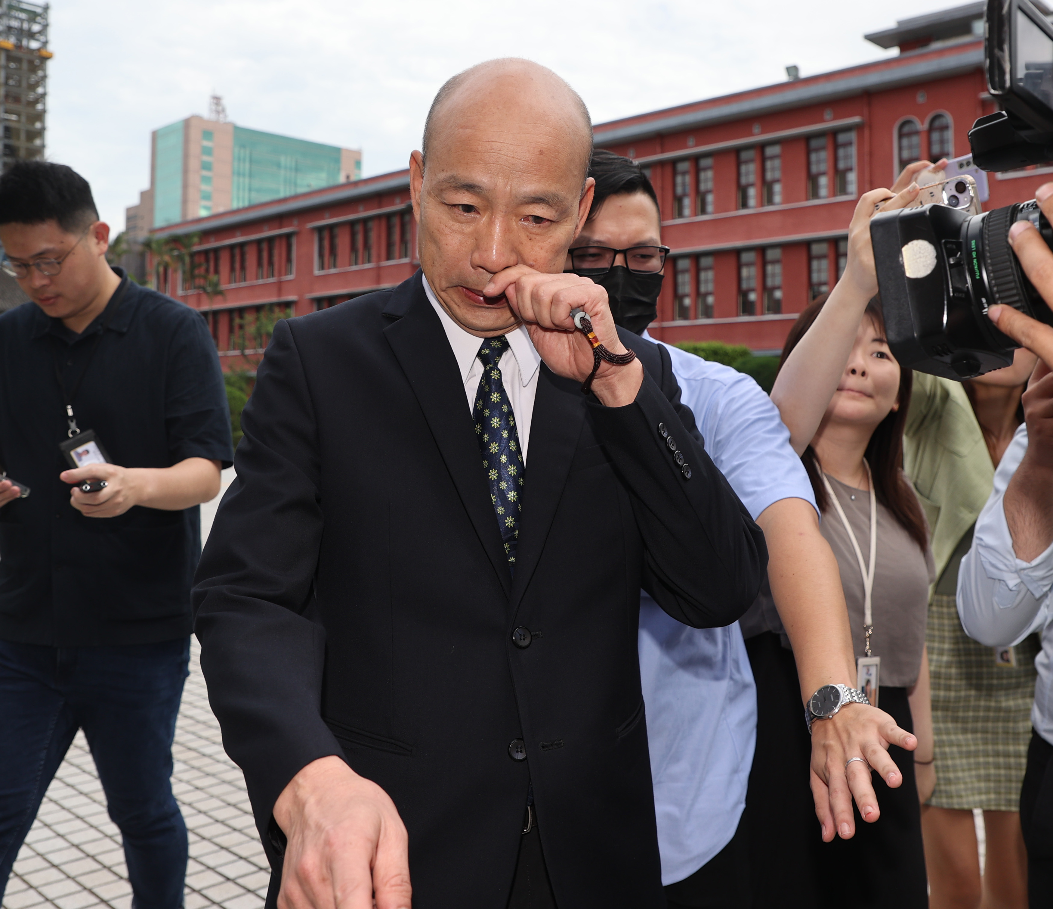 立法院长韩国瑜（前）上午到立院议场主持「国会扩权法覆议案」朝野协商。记者林澔一／摄影