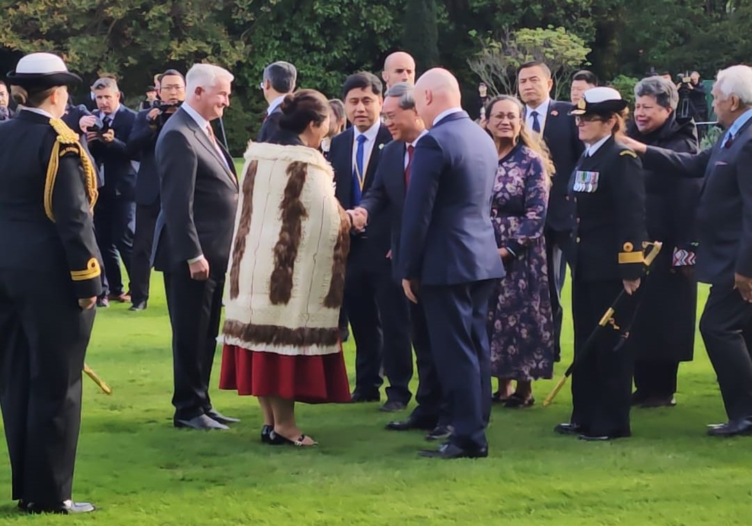 大陆总理李强13日出席纽西兰政府举办的欢迎仪式，并会晤纽西兰总督和总理。（图／取自汪文斌脸书）