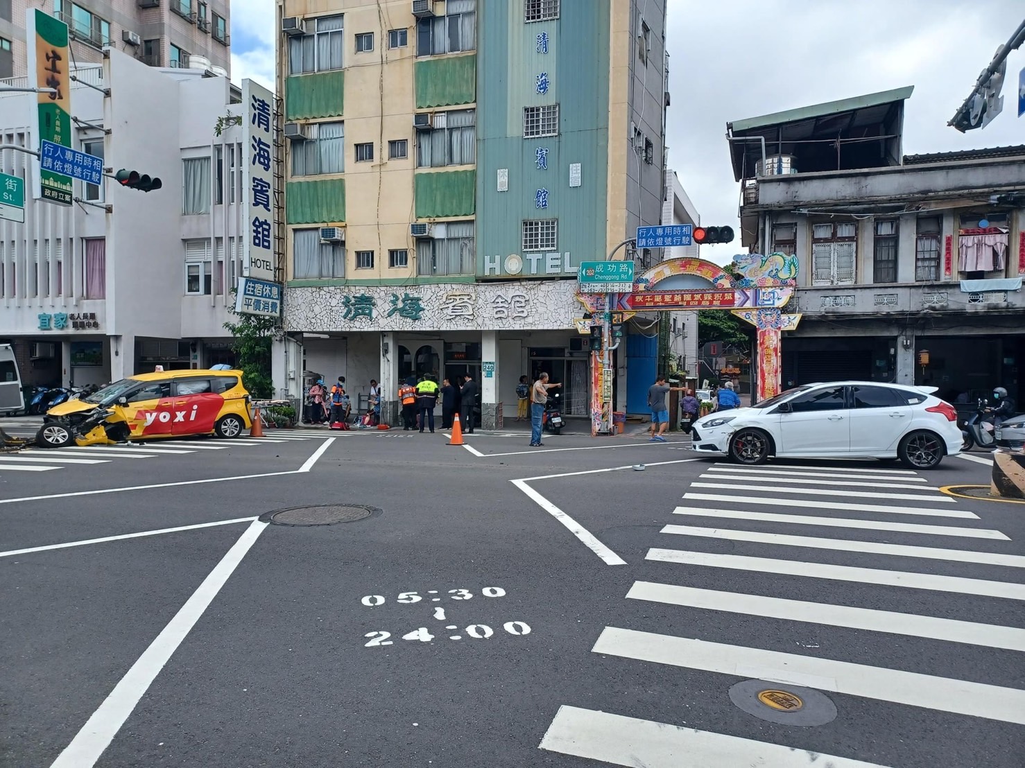 台南市北区成功路段发生白色轿车撞计程车意外，造成计程车上4人轻伤送医。图／翻摄自台南大小事脸书社群