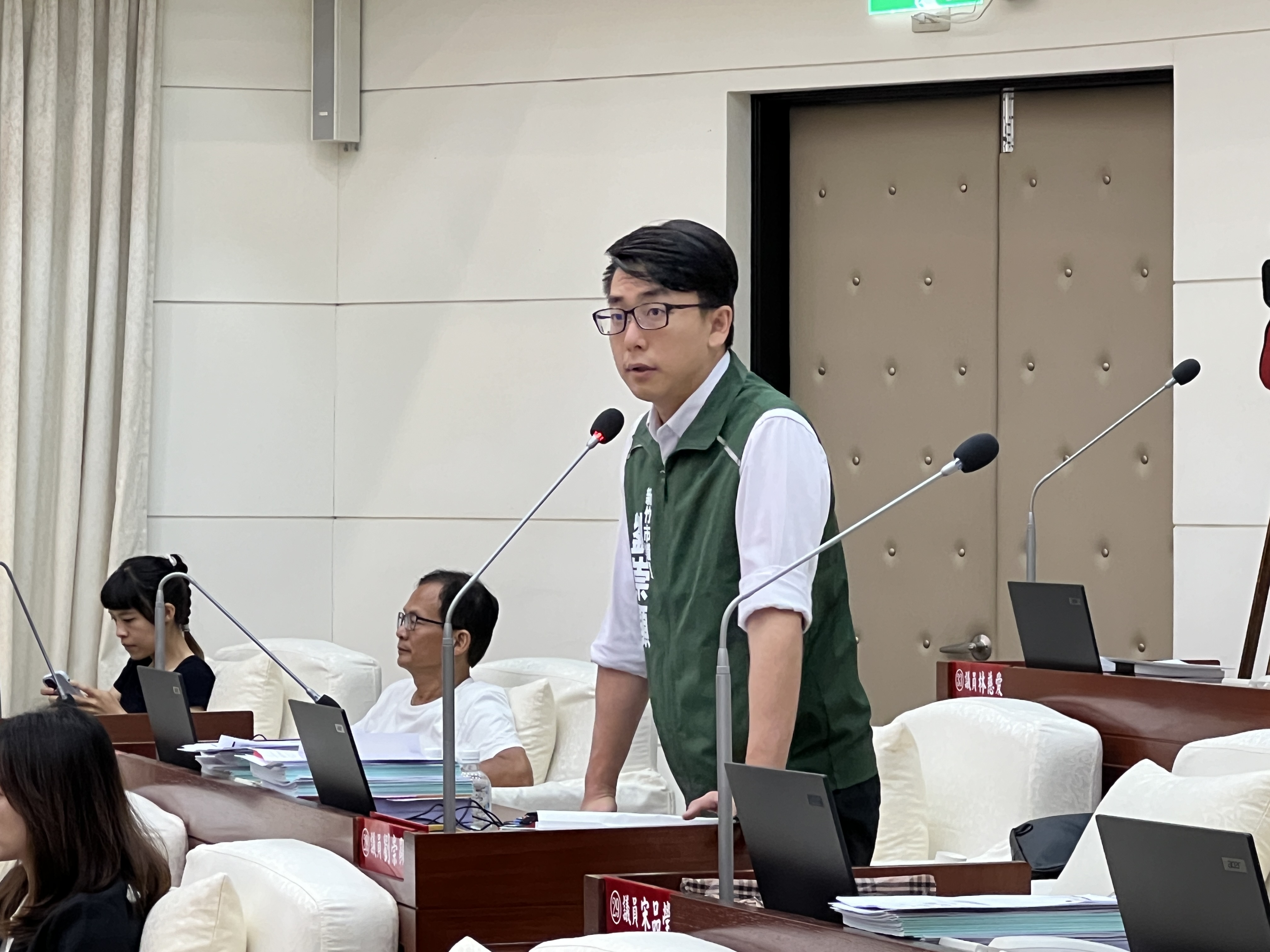 新竹市议员刘崇显关心新竹市立棒球场的改善进度。记者黄羿馨／摄影