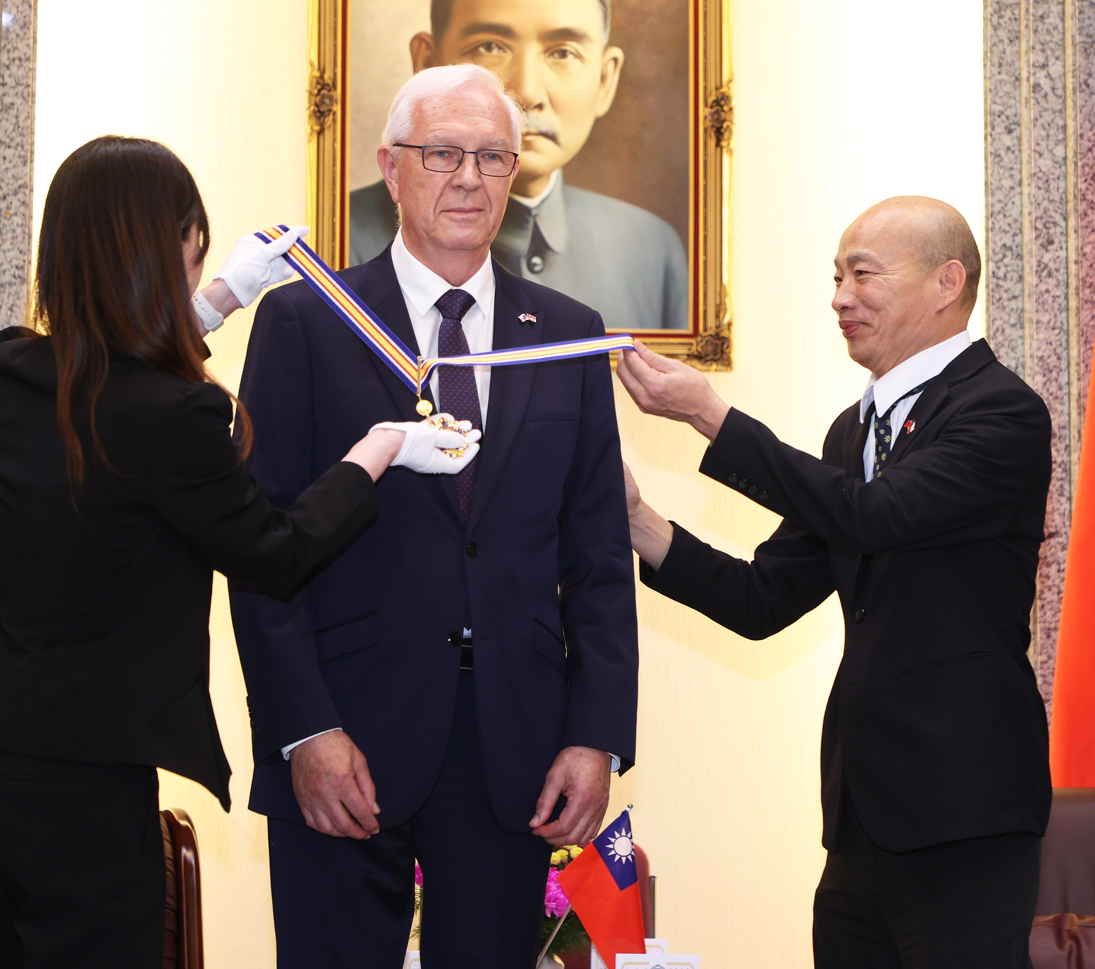 立法院长韩国瑜（右）今天颁赠国会荣誉一等奖章及证书给第四度来台参访的捷克参议院首席副议长德拉霍斯（中），表彰对台捷友好邦谊的贡献。记者潘俊宏／摄影