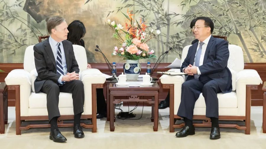 上海市长龚正（右）13日会见美国驻陆大使伯恩斯一行。（取自「上海外事」微信公众号）