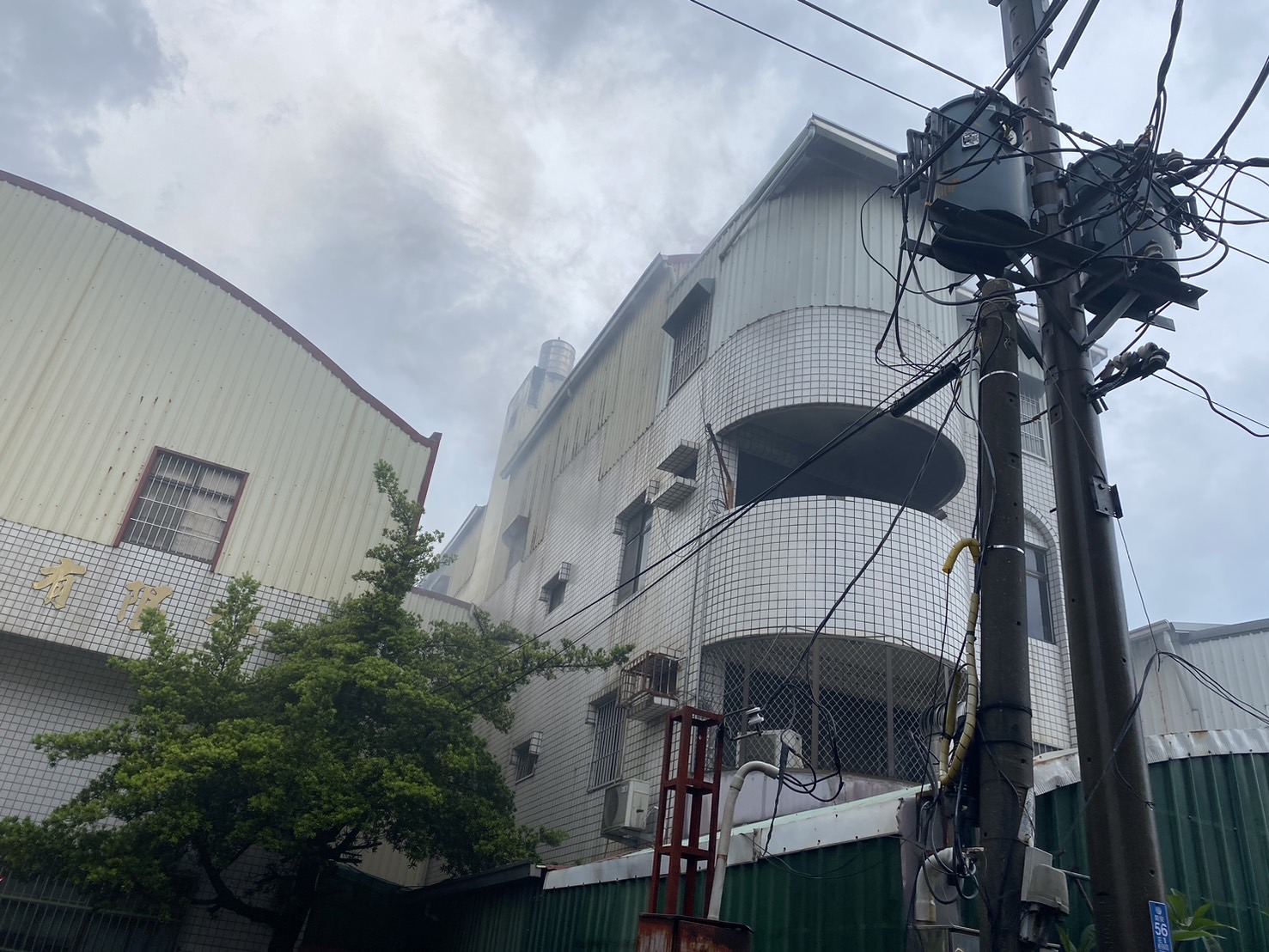 台南市消防局上午8时16分据报，安南区开南五街文具制造工厂3楼有明火。图／读者提供