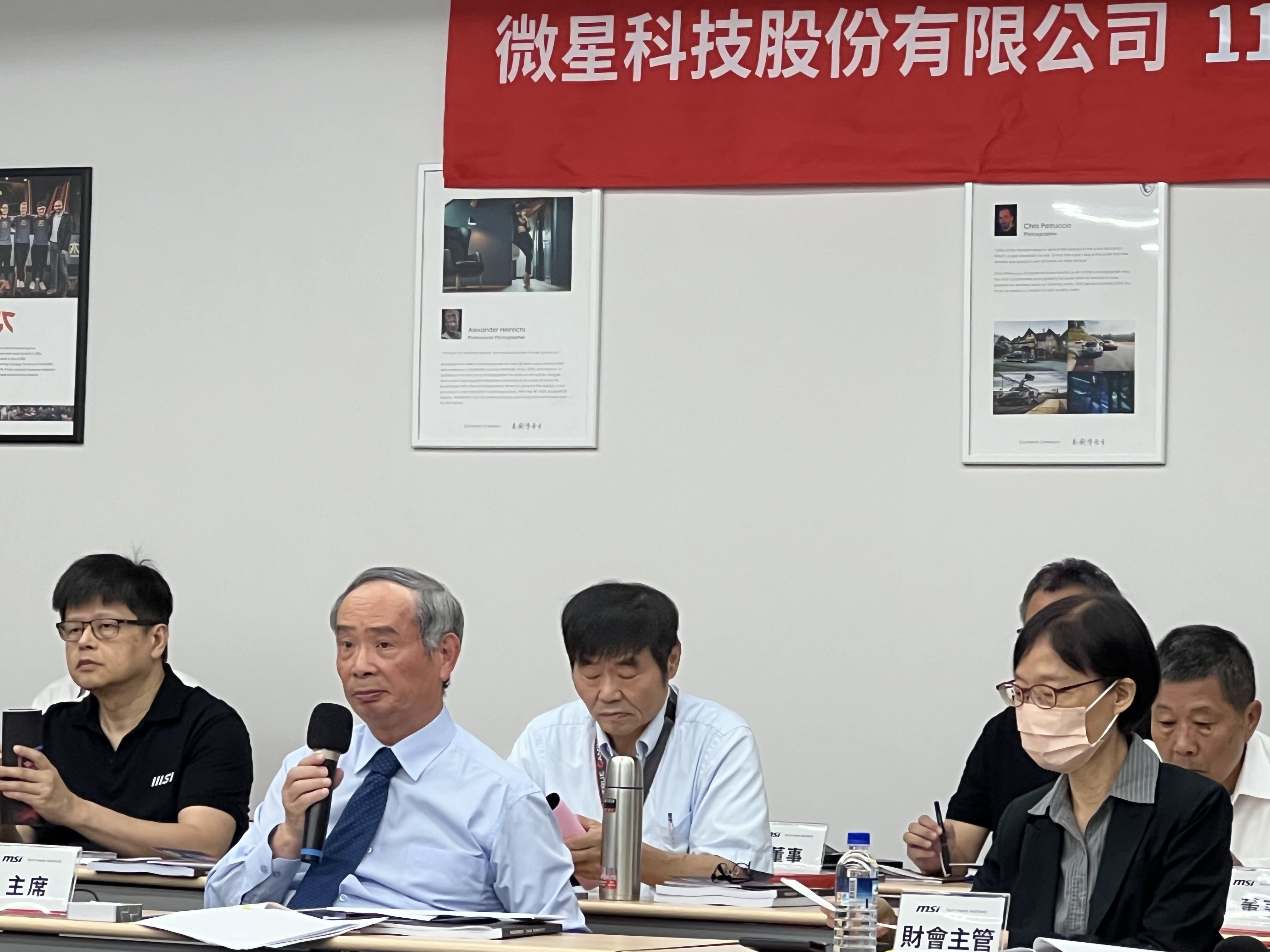 微星举行股东会，由董事长徐祥（前排左）主持。记者萧君晖／摄影