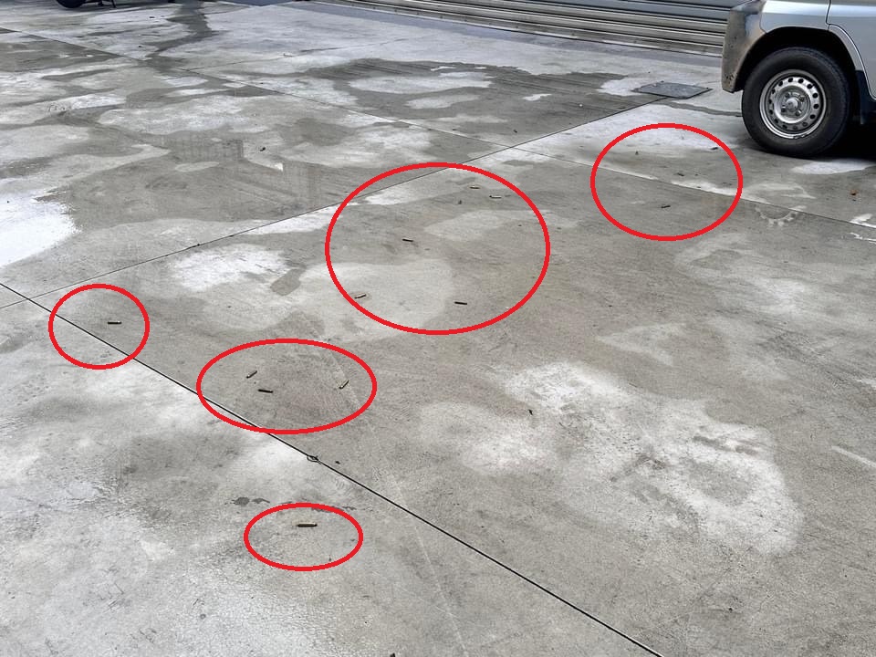 位于高雄市大寮区一家汽车维修厂铁门，今清晨遭歹徒持步枪扫射，地上遗留数10个弹壳。图／读者提供