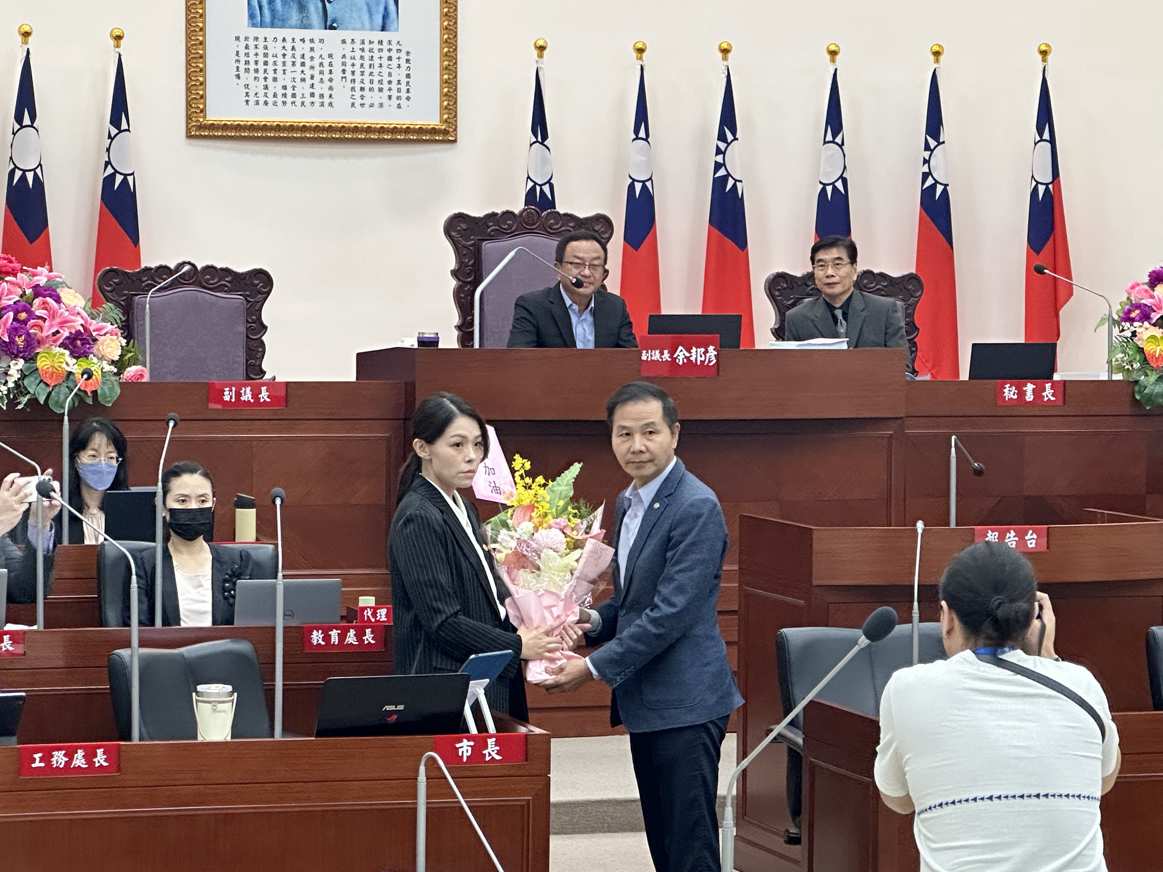 市长高虹安（左）接过市议员陈启源（右）致赠花束。记者巫鸿玮／摄影