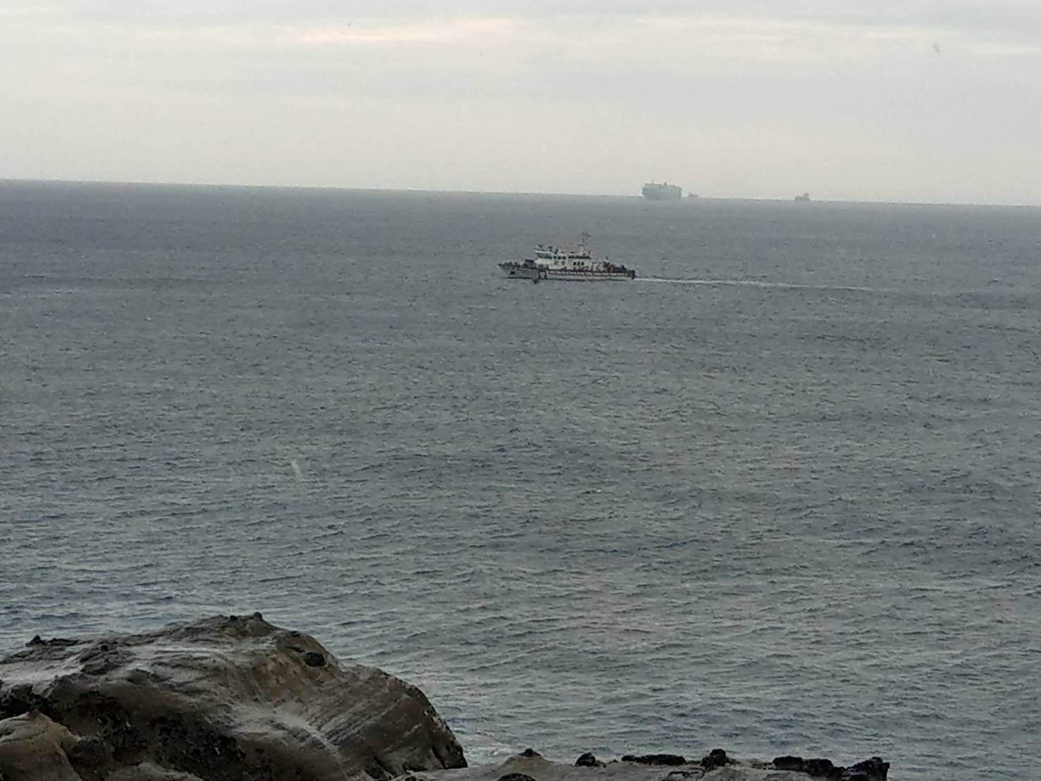 基隆和平岛外海今天下午发现女性浮尸，已载运返港，报请检方相验调查。记者游明煌／翻摄