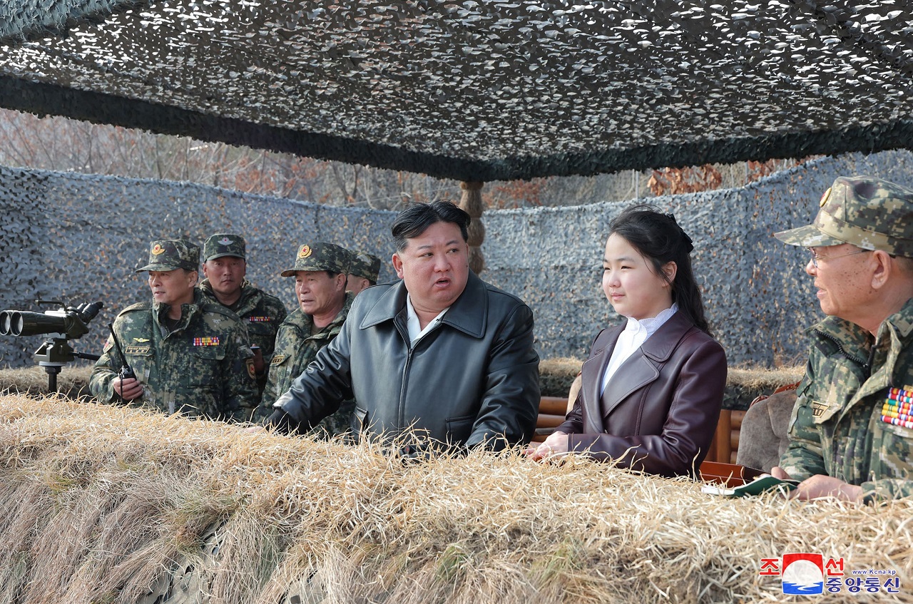 这张摄于3月15日、并于隔天由朝中社发布的照片可见，北韩国家领导人金正恩（右三）跟女儿金主爱（右二）在一处未公开地点视察北韩人民军训练。法新社 / KNS / 朝中社