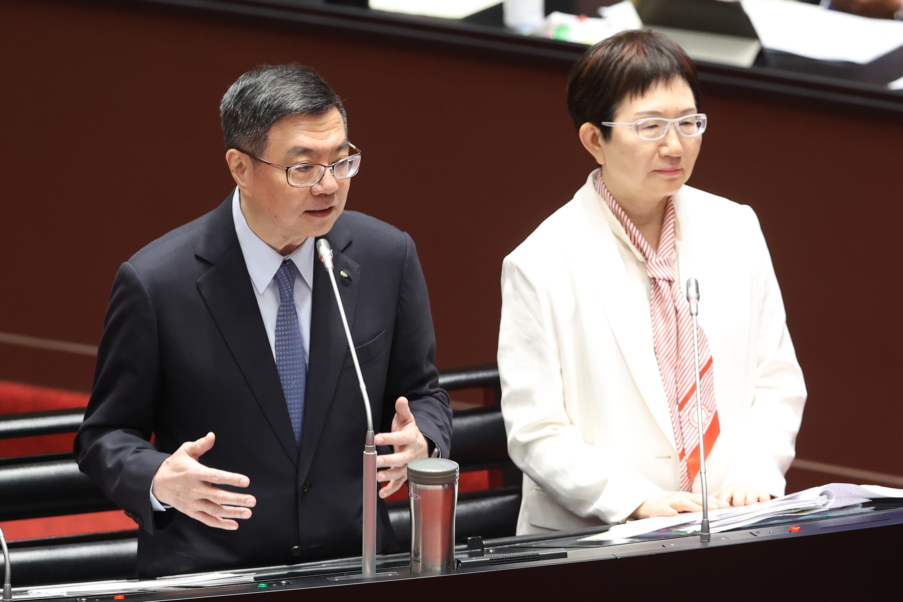 行政院长卓荣泰（左）、中华民国财政部长庄翠云。联合报系资料照