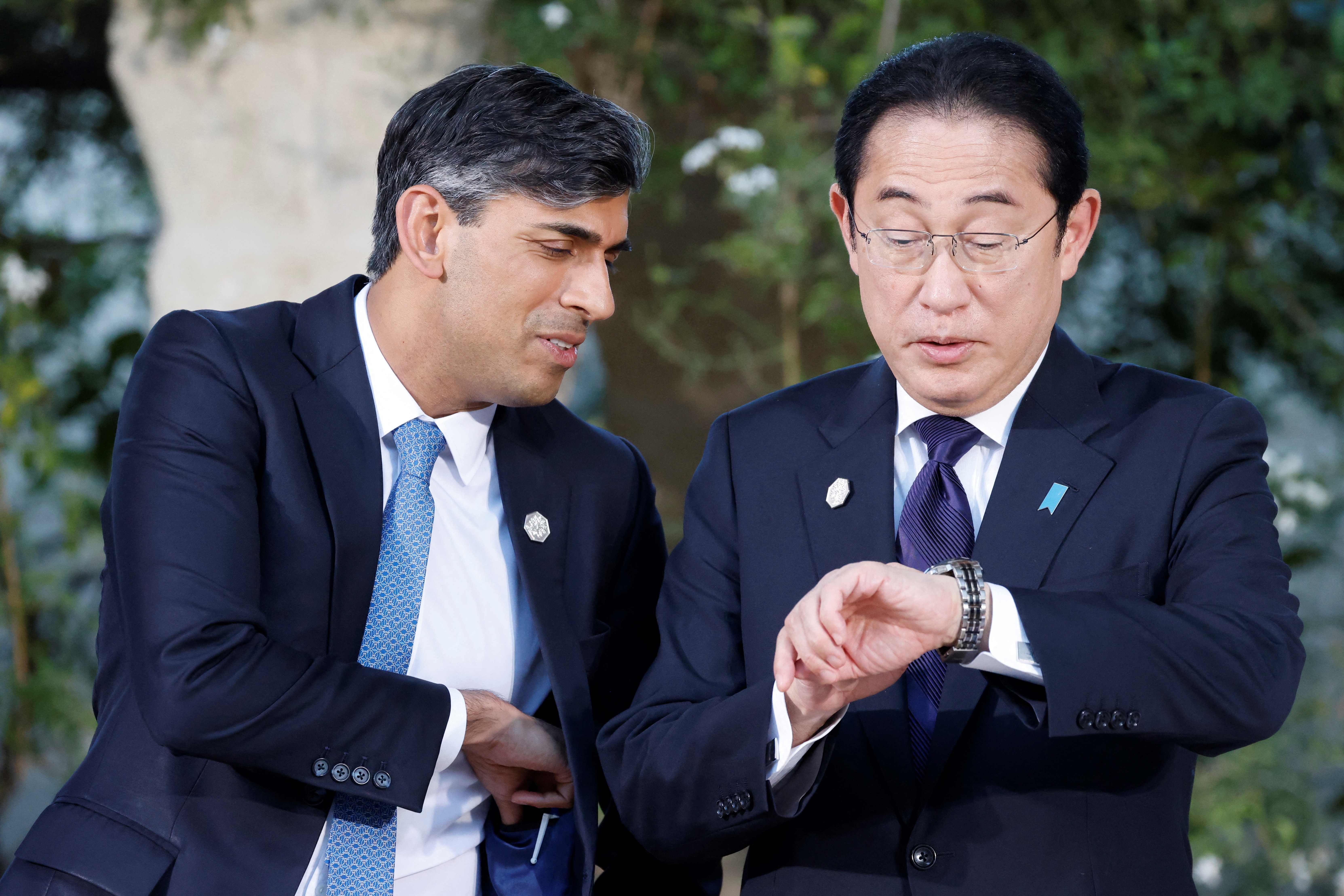 日本首相岸田文雄（右）14日在G7义大利峰会场边，与英国首相苏纳克似乎在对时。法新社