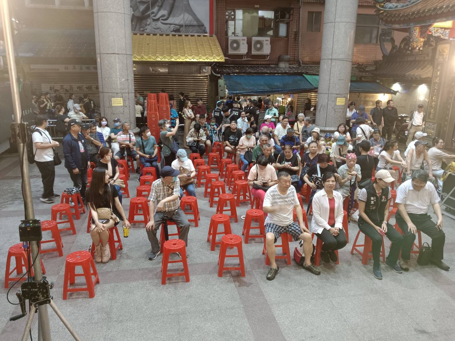 社团法人台湾经济民主连合等团体，今晚6点30分在基隆市庆安宫广场举办「反国会滥权，与林沛祥对话」活动，晚间6时10分左右现场聚集数十人等待开场。记者邱瑞杰／摄影