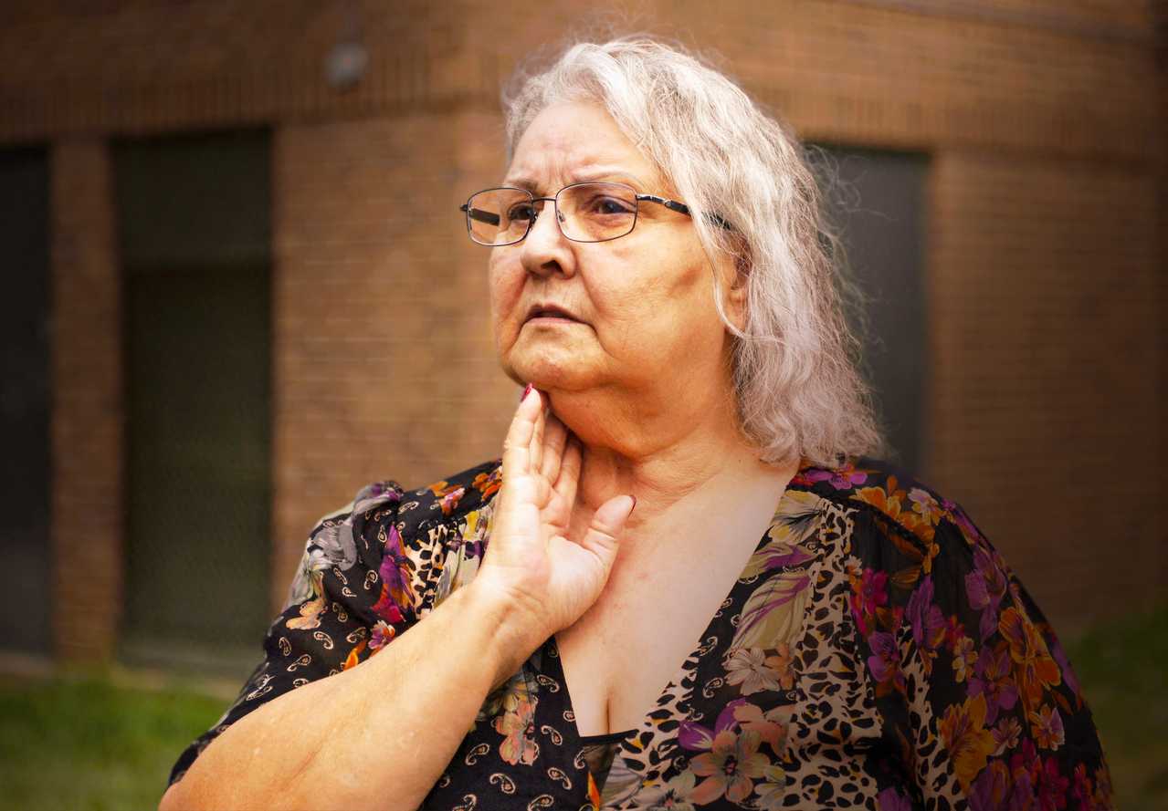 现年75岁的美国原住民洁拉玎过去曾就读圣保罗传道学校，并落入神父狼爪。图为她2021年重回南达科他州的圣保罗传道学校。路透