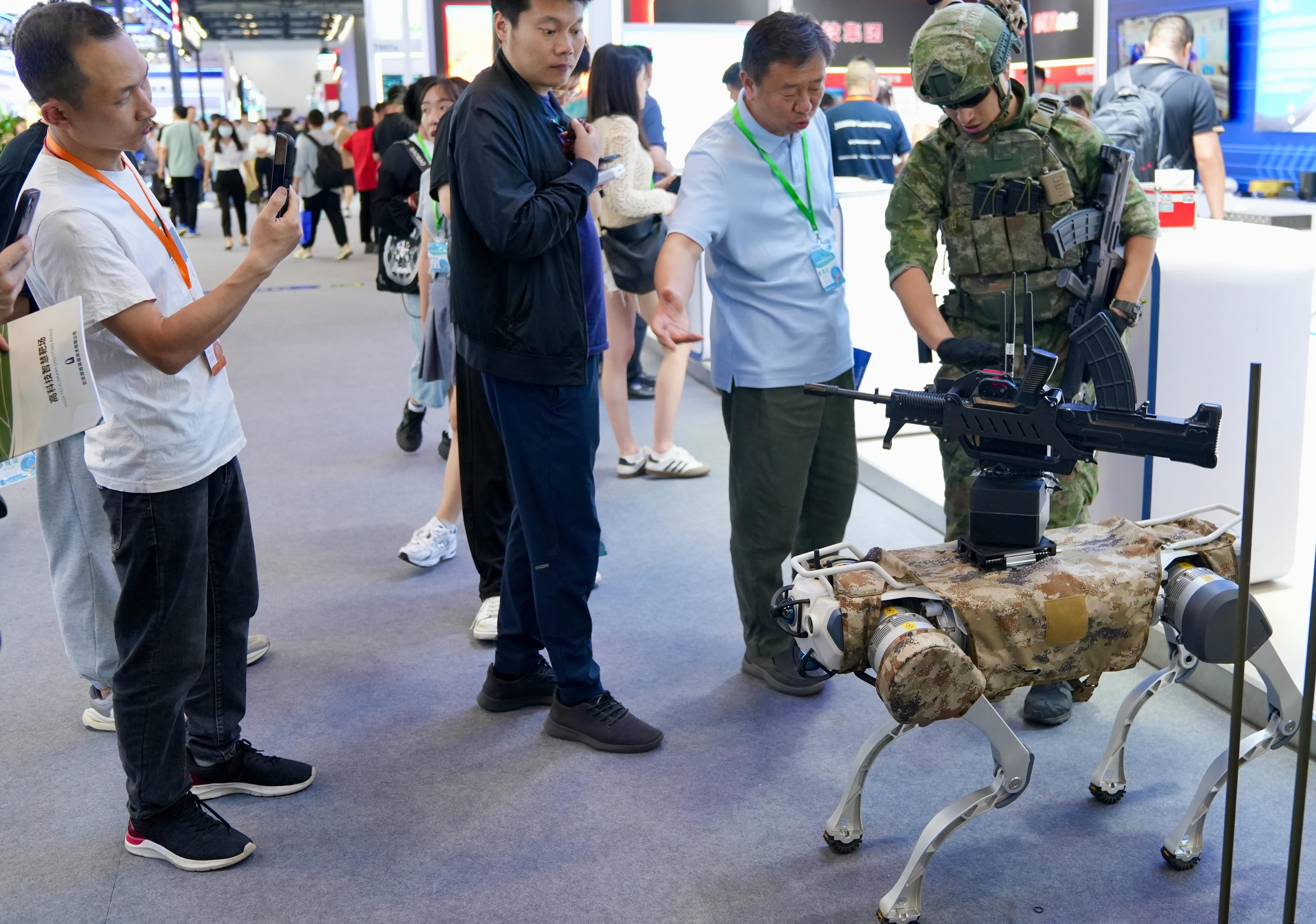 战斗机器狗未来是否会投入城市巷战备受关注。图为在今年5月举行的第九届中国（北京）军事智能技术装备博览会上所展示的一款战斗机器狗。中新社