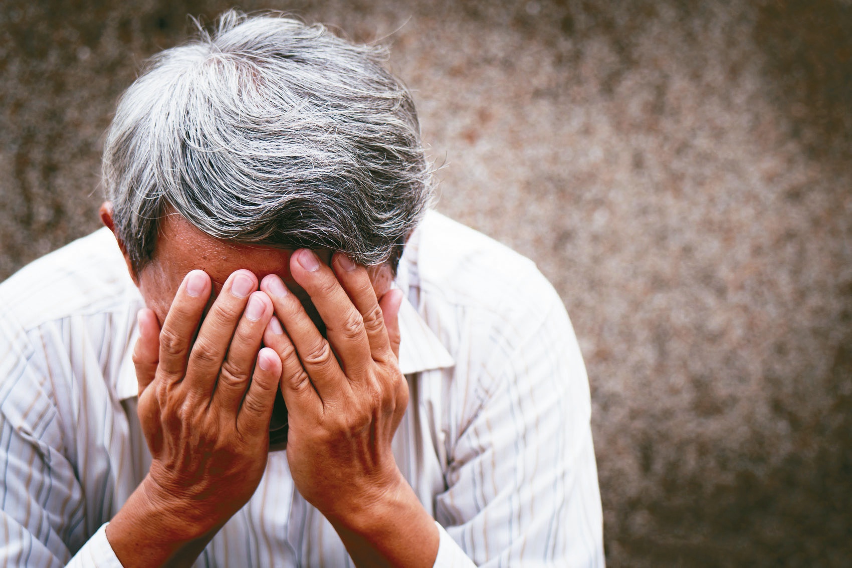 卫福部心理健康司长陈亮妤表示，年长者罹患忧郁症时，常被认为是老化、累而不想出门，或是活力下降，甚至是以身体的不适进行展现，而误认是其他疾病，因此，老人忧郁筛检十分重要。图／123RF