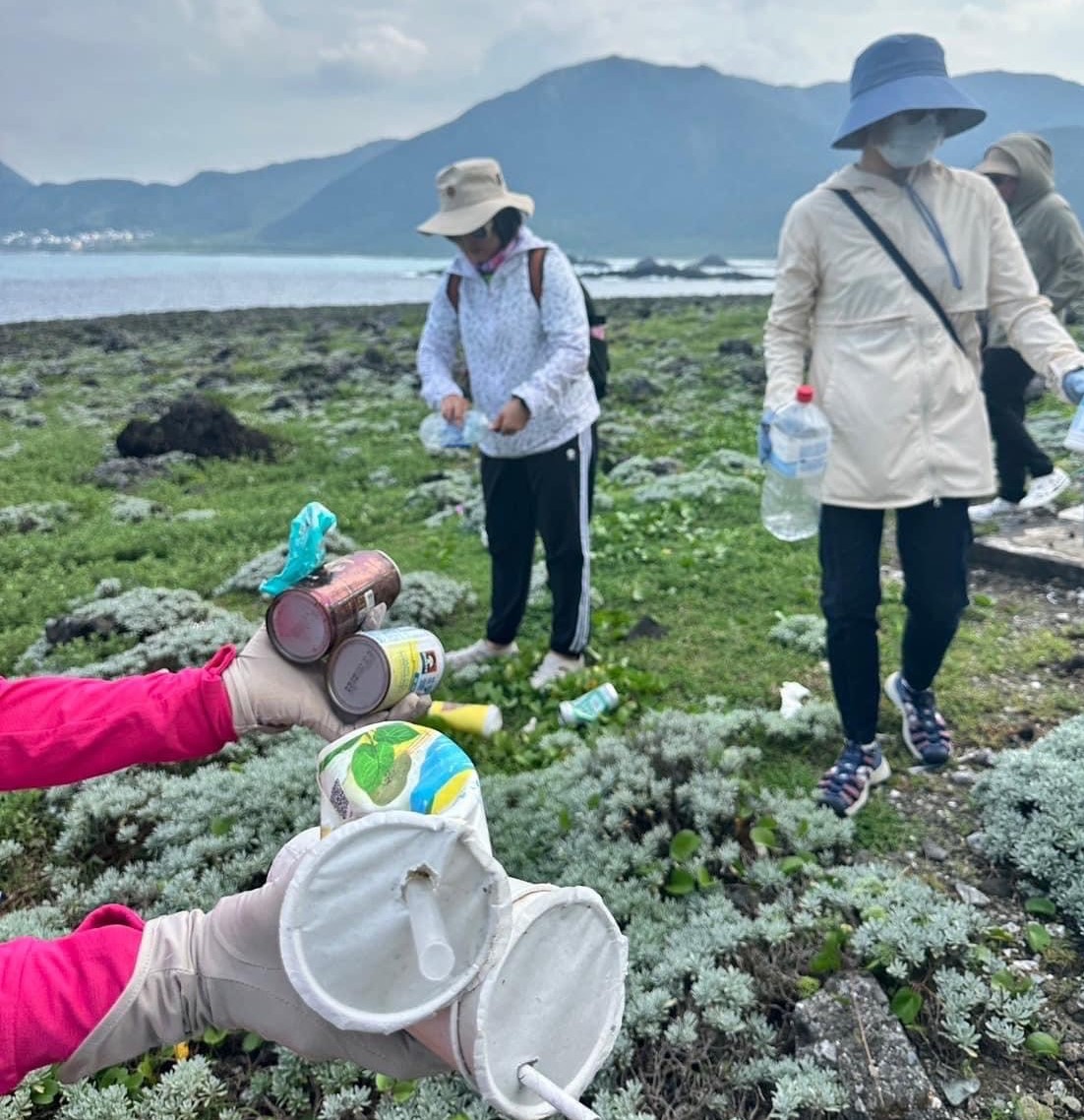 彰化县湖埔社区大学生态班到兰屿旅游，对海岸垃圾看不下去，主动净滩。图／湖埔社大提供
