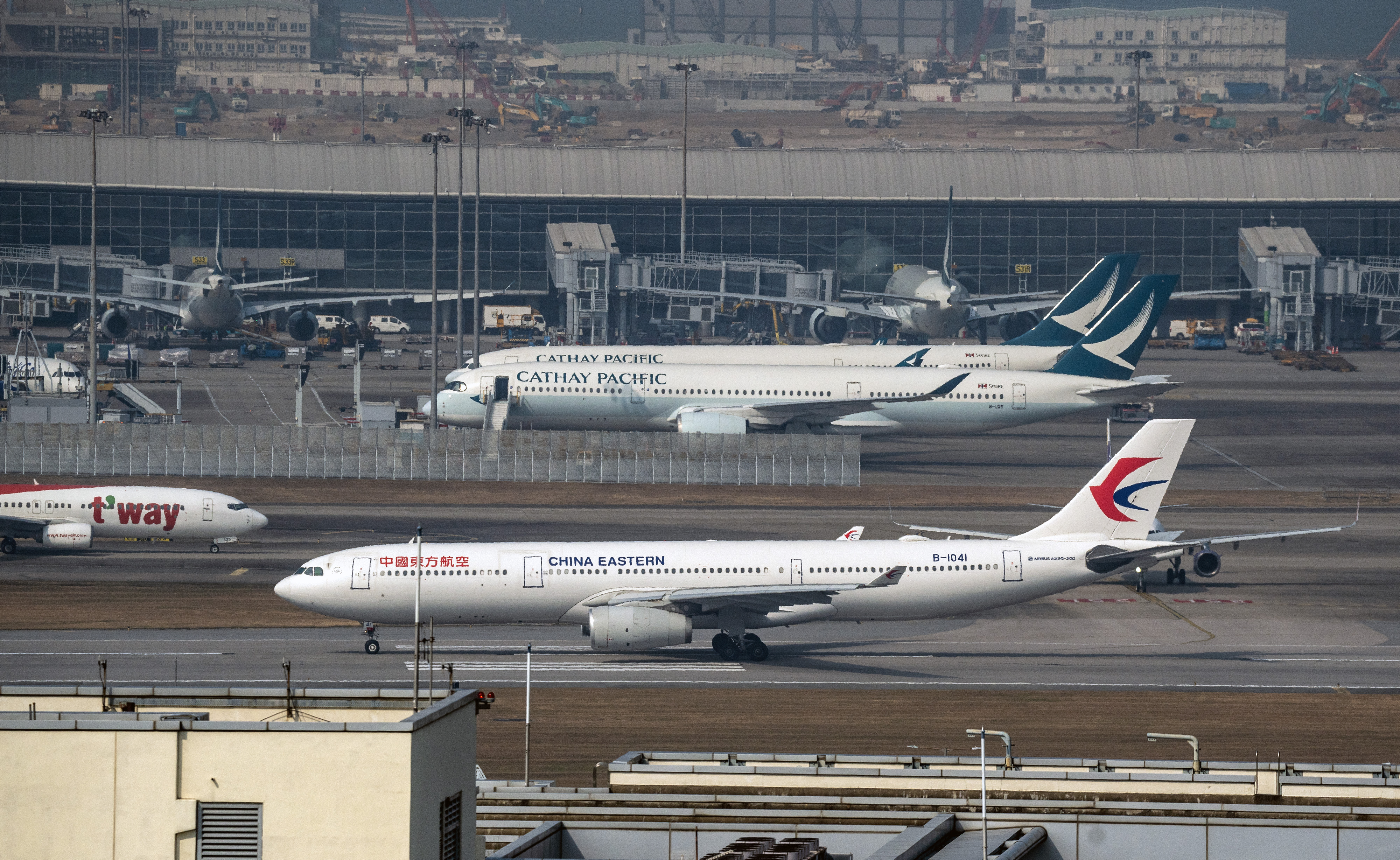 图为中国东方航空公司的一架客机在香港国际机场跑道滑行。非新闻内容涉事货机。 中新社