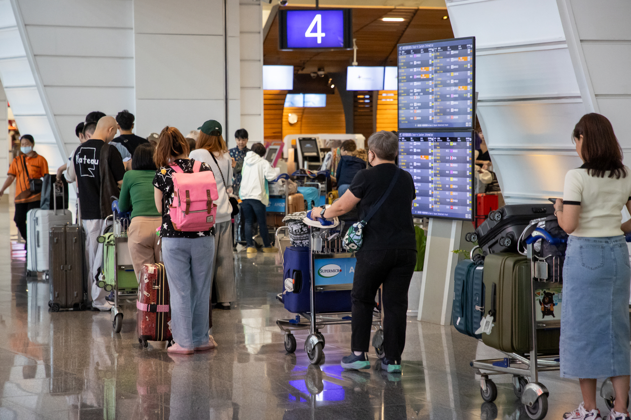 2024年6月，国际航空运输协会（IATA）却预测，通膨后的实质机票价格将下降。桃园机场出国旅客配图。联合报系资料照／记者季相儒摄影