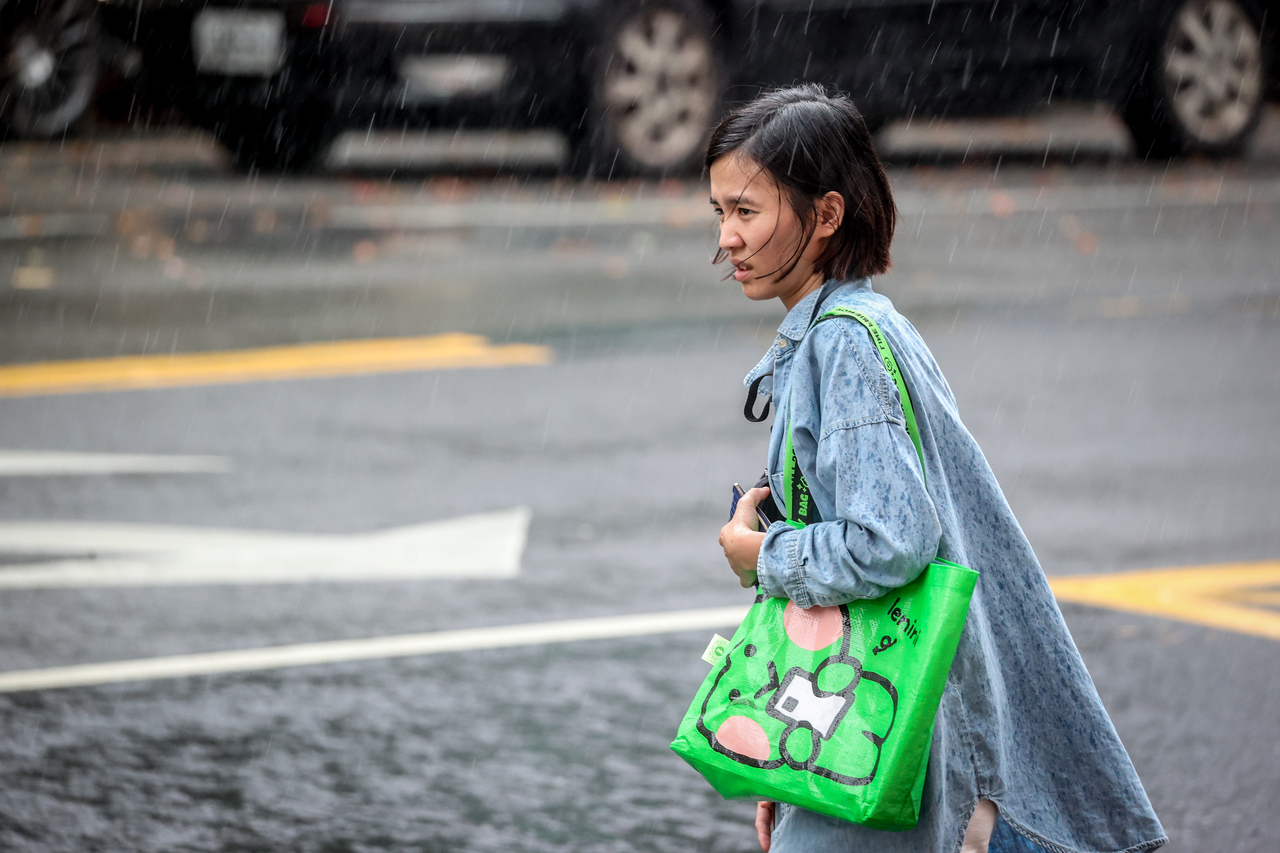 台北市在雷击后降下强阵雨，雨势湍急，许多民众来不及撑伞。记者叶信菉／摄影