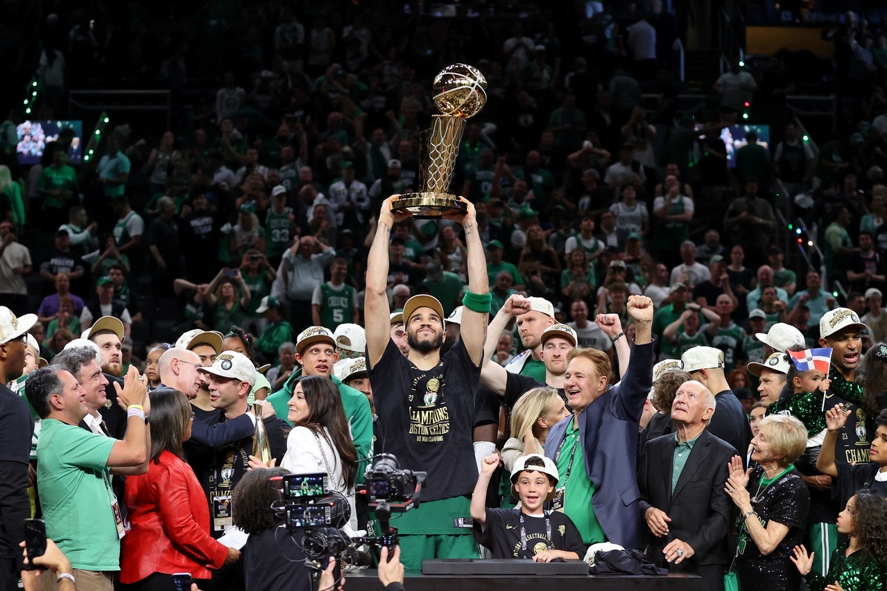 塞尔蒂克笑纳队史第18面冠军锦旗，再次成为NBA史上最多冠球队。