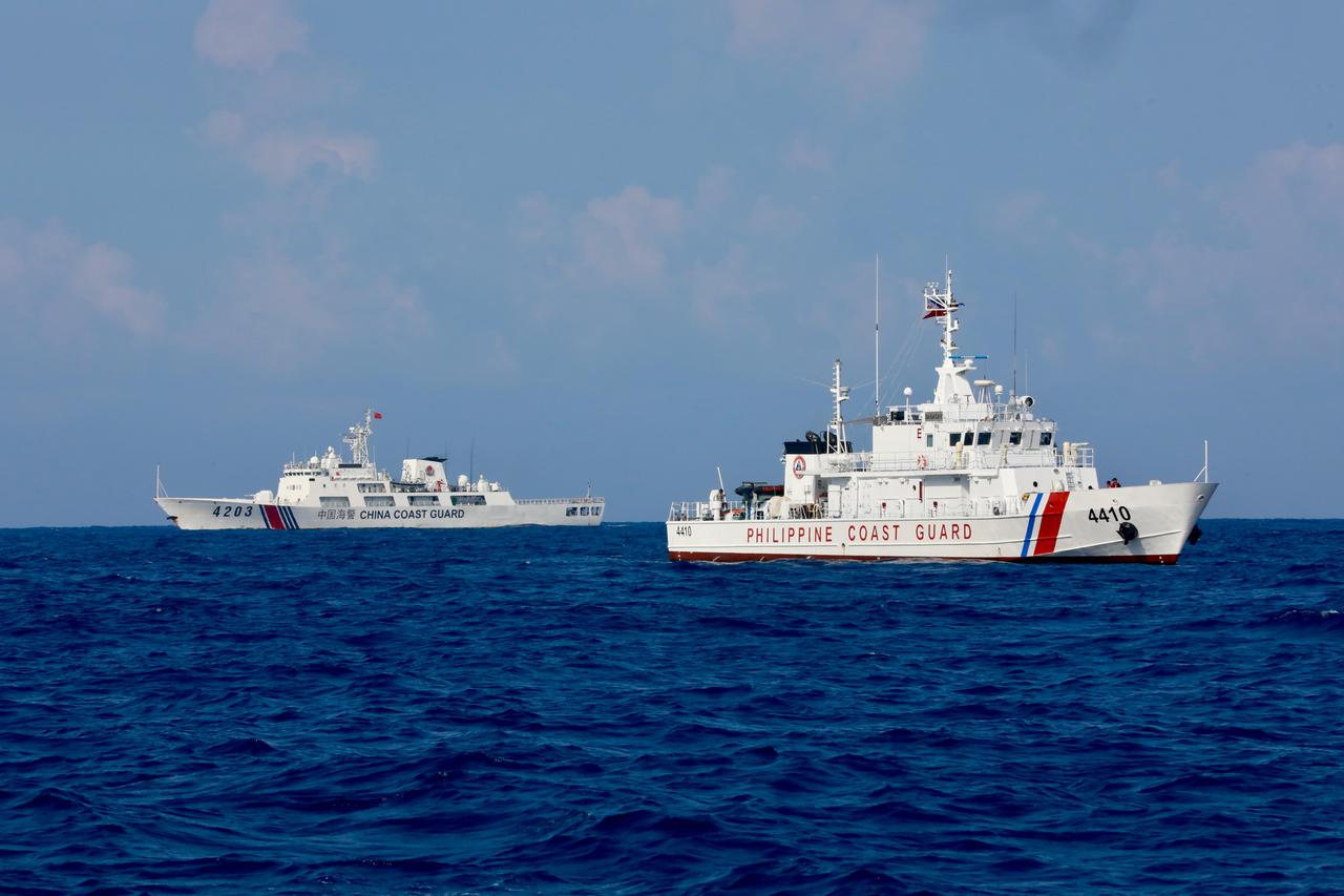 中菲南海冲突不断，图为今年5月16日，一艘中国海警船（左）与一艘菲律宾海岸警卫队巡逻船（右）在南海对峙。（欧新社）