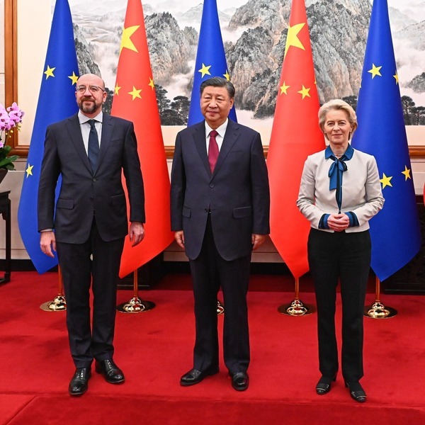 针对中国国家主席习近平（中）对欧盟执委会主席冯德莱恩（右）所言，学者分析，是为了强化中国论述。（European Commission）