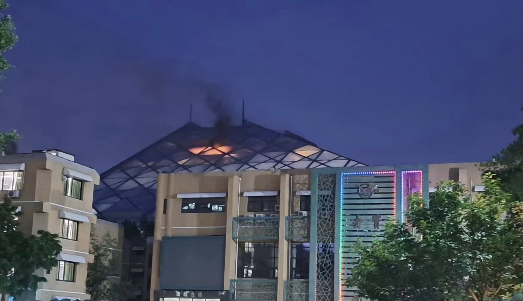 北京知名商场「侨福芳草地」17日晚间传出火警。（图／取自微博）