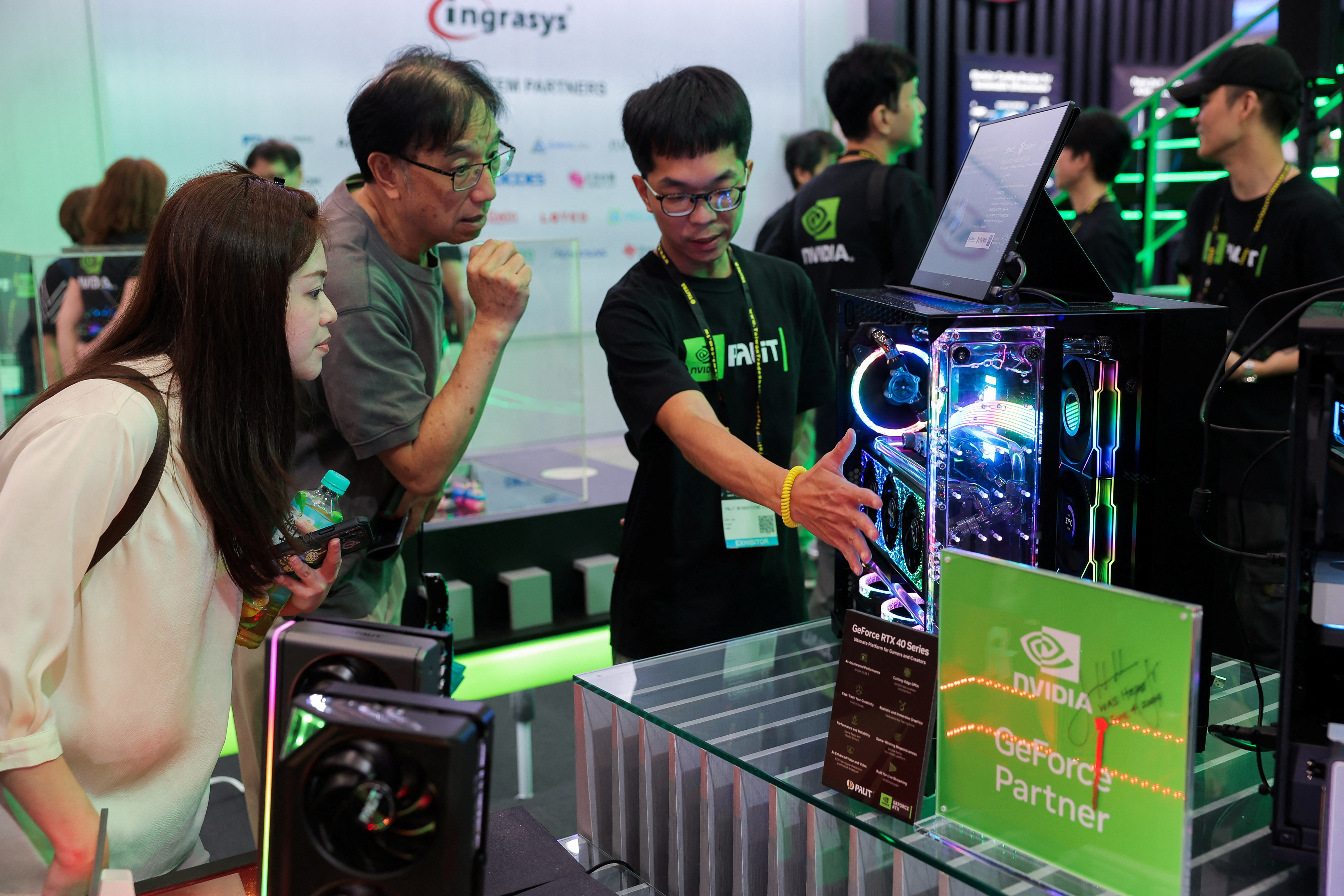 辉达（NVIDIA）在6月台北电脑展时，展示的GeForce系列设备。路透