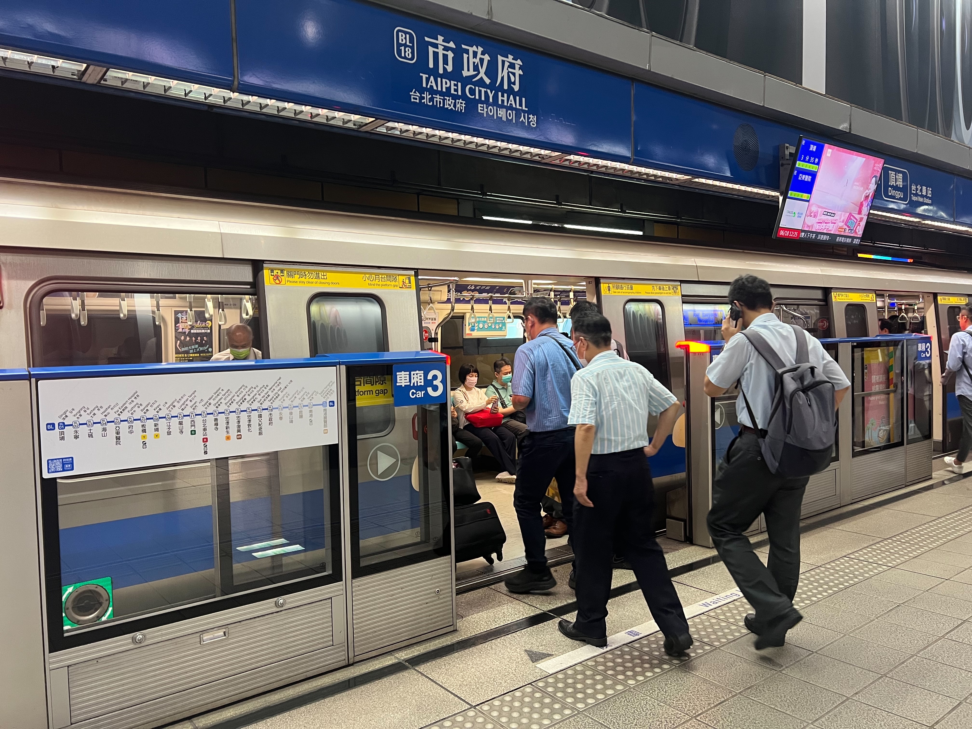 台北捷运去年起陆续在多个车站推出日韩语到站广播，全线117个车站已于昨天全数完备，另9月底前完成全线车站加注日、韩语指标。记者林佳彣／摄影
