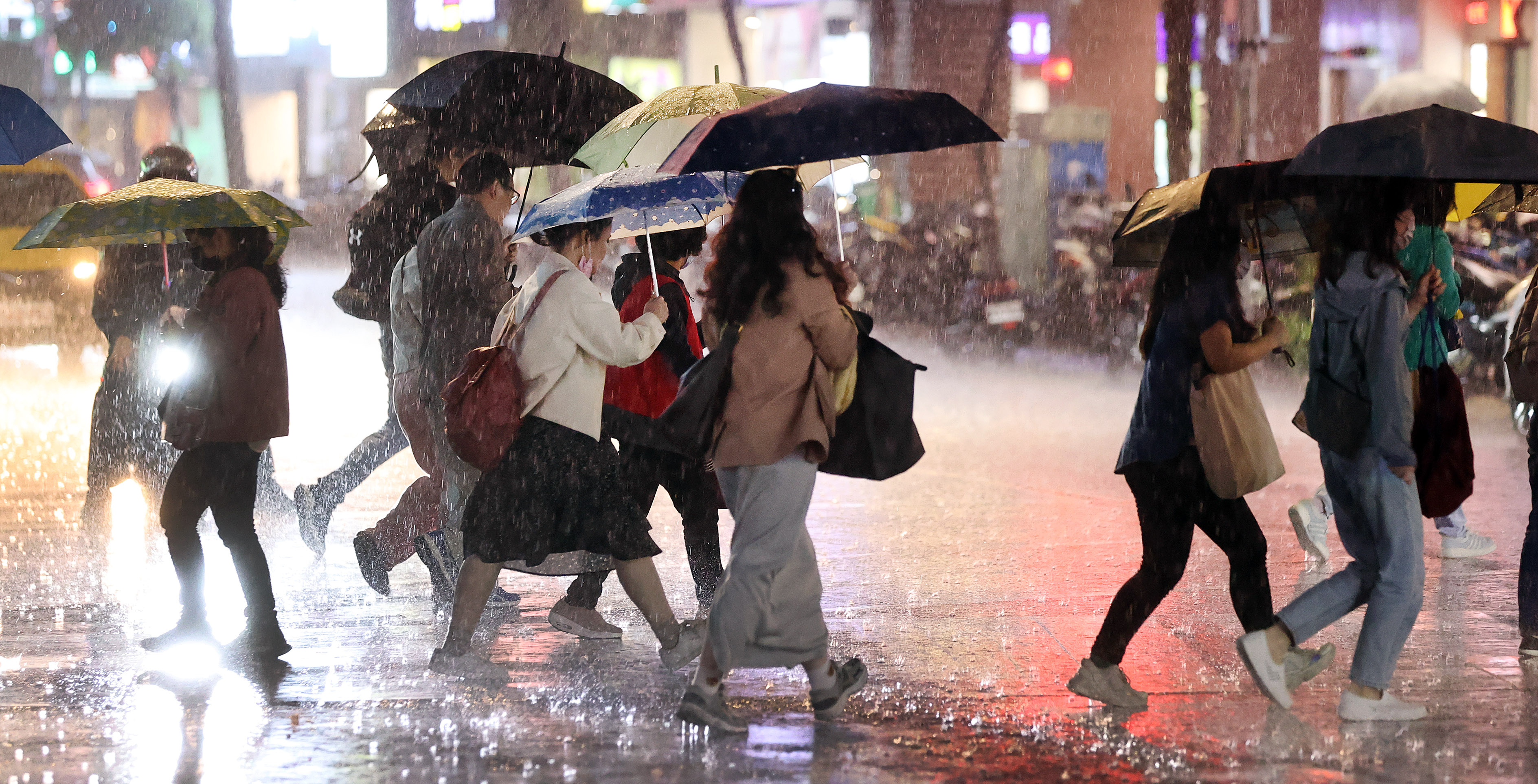 中央气象署下午14时40分针对台北市、桃园市、新北市发布大雷雨即时讯息，持续时间至15时45分。联合报系资料照