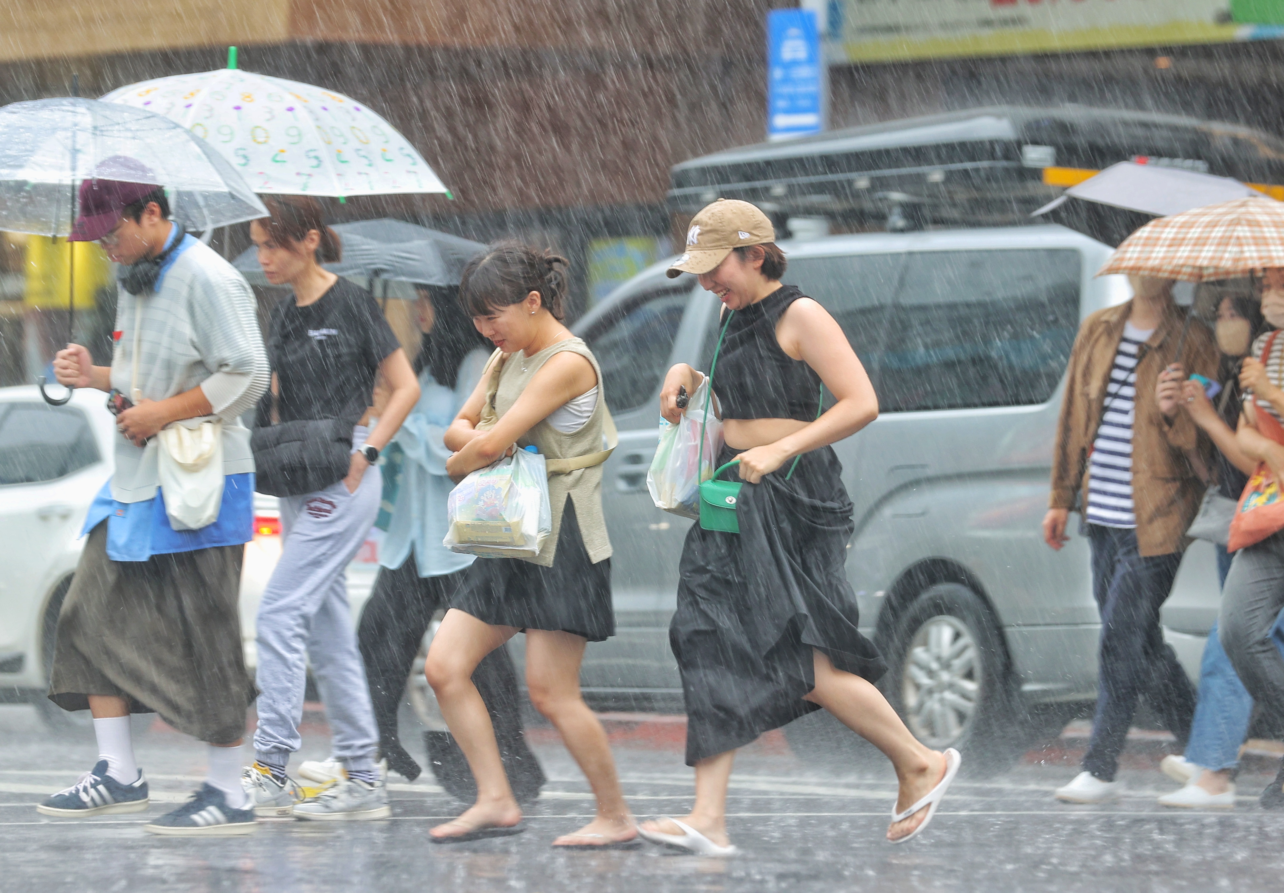 台北市今天下午大雷雨，陆续传出零星积淹水通报。本报资料照片