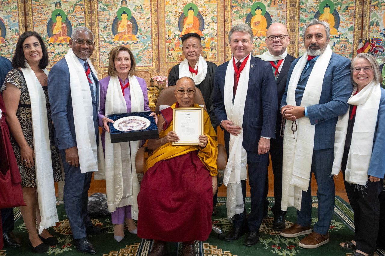 由美国众议院外交委员会主席麦考尔率领的访问团，今天拜会流亡藏人精神领袖达赖喇嘛，并赠送挺藏法案副本，强调美国人民支持藏人的自决权。图／欧新社