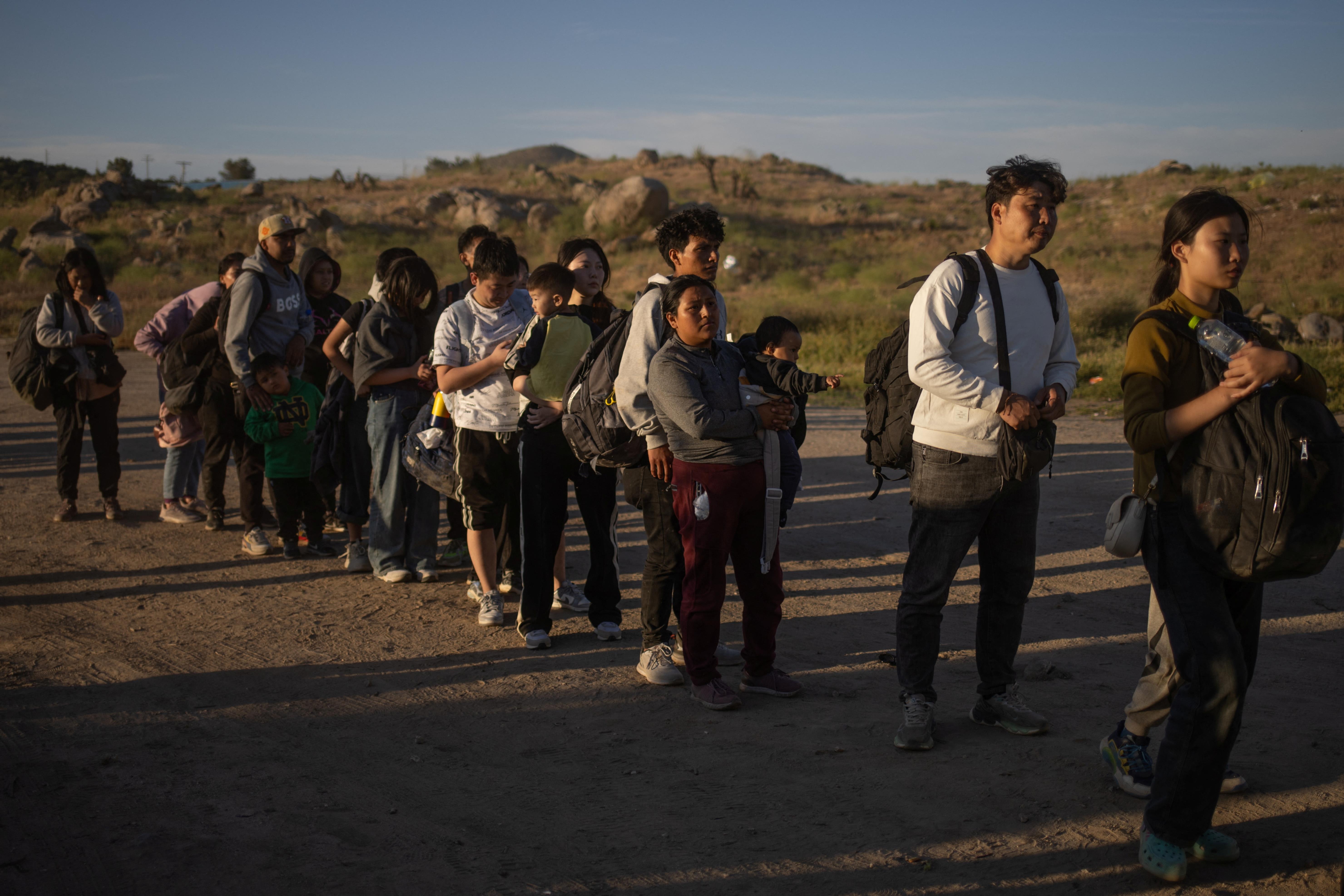 图为今年5月13日，一群「走线」至美国的中国和厄瓜多民众在成功跨越美墨边境后，主动自首寻求庇护。（路透）